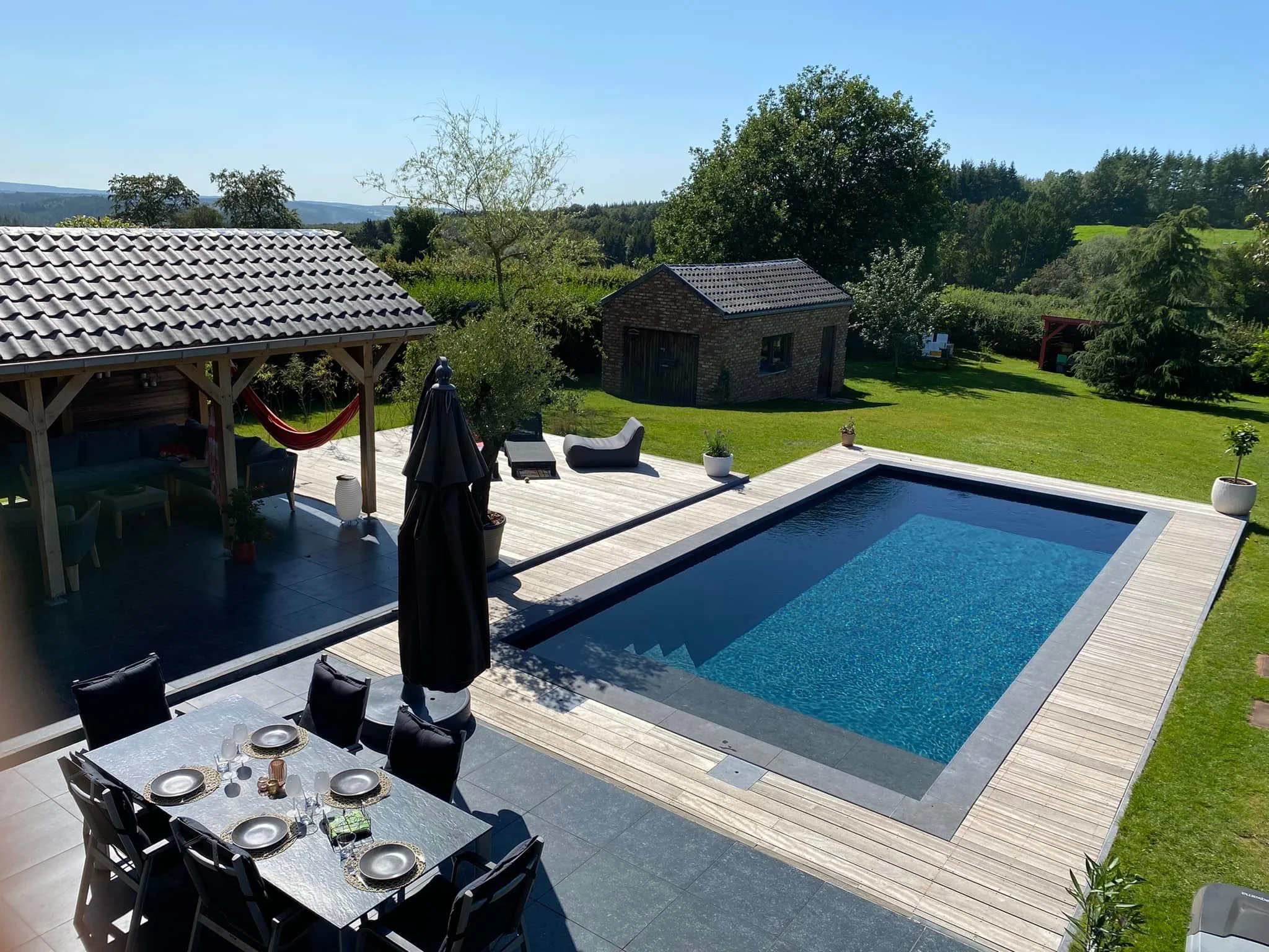 Finition avec membrane structurée pour piscine haut de gamme à Jalhay.