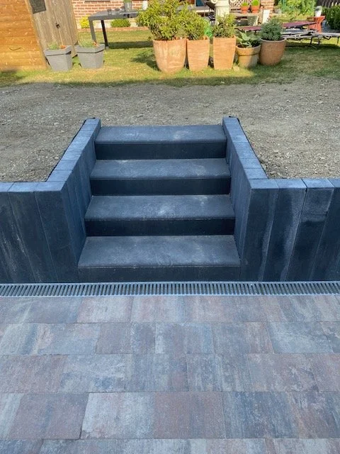 Escalier marche béton noir.jpg