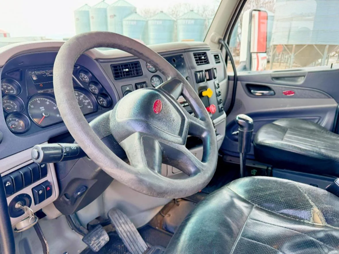 2019 PETERBILT 579 DAYCAB-5.jpg