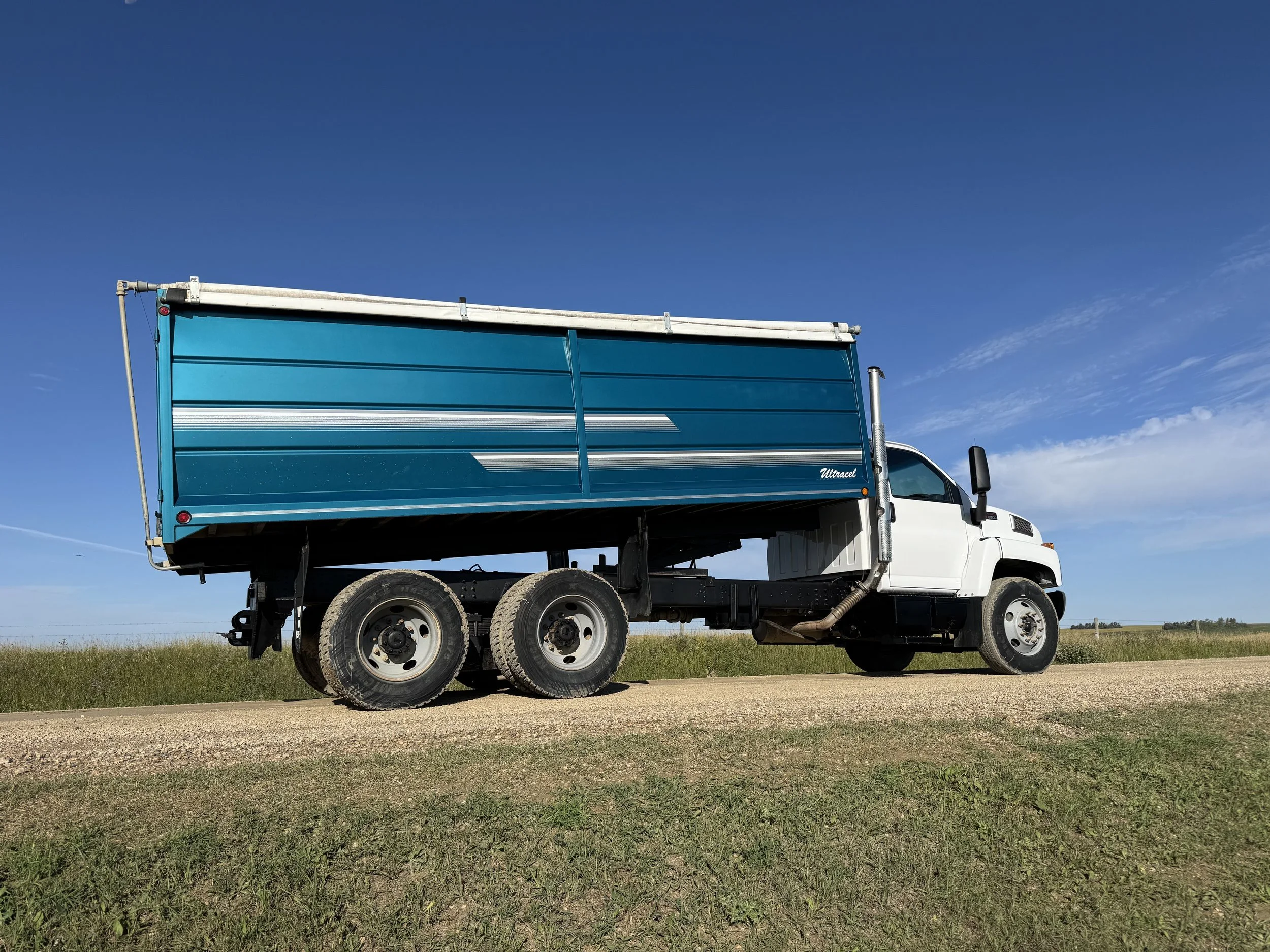2005 GMC TANDEM GRAIN TRUCK-3.jpg