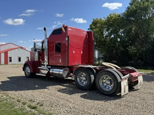 2004 w900 L semi.jpg