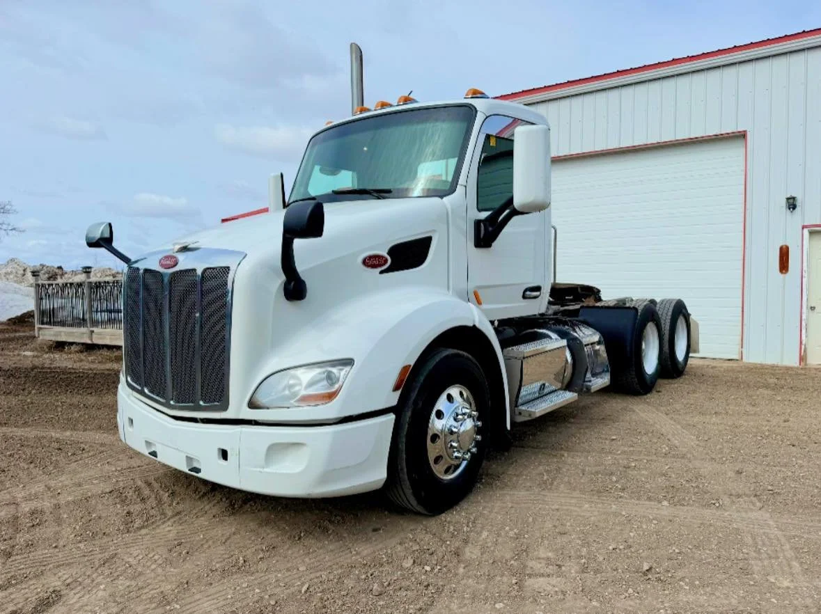 2019 PETERBILT 579 DAYCAB-2.jpg