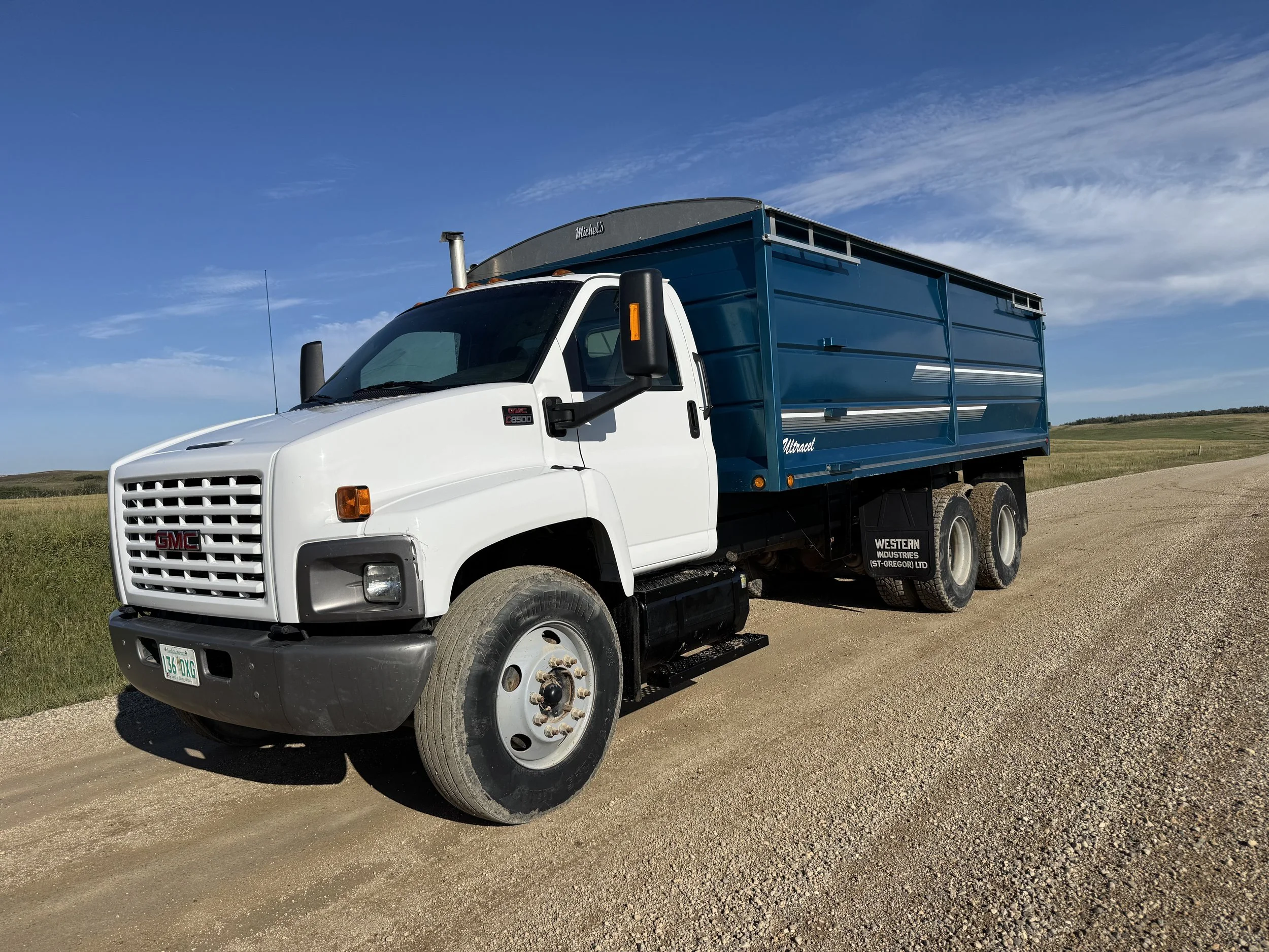 2005 GMC TANDEM GRAIN TRUCK-4.jpg