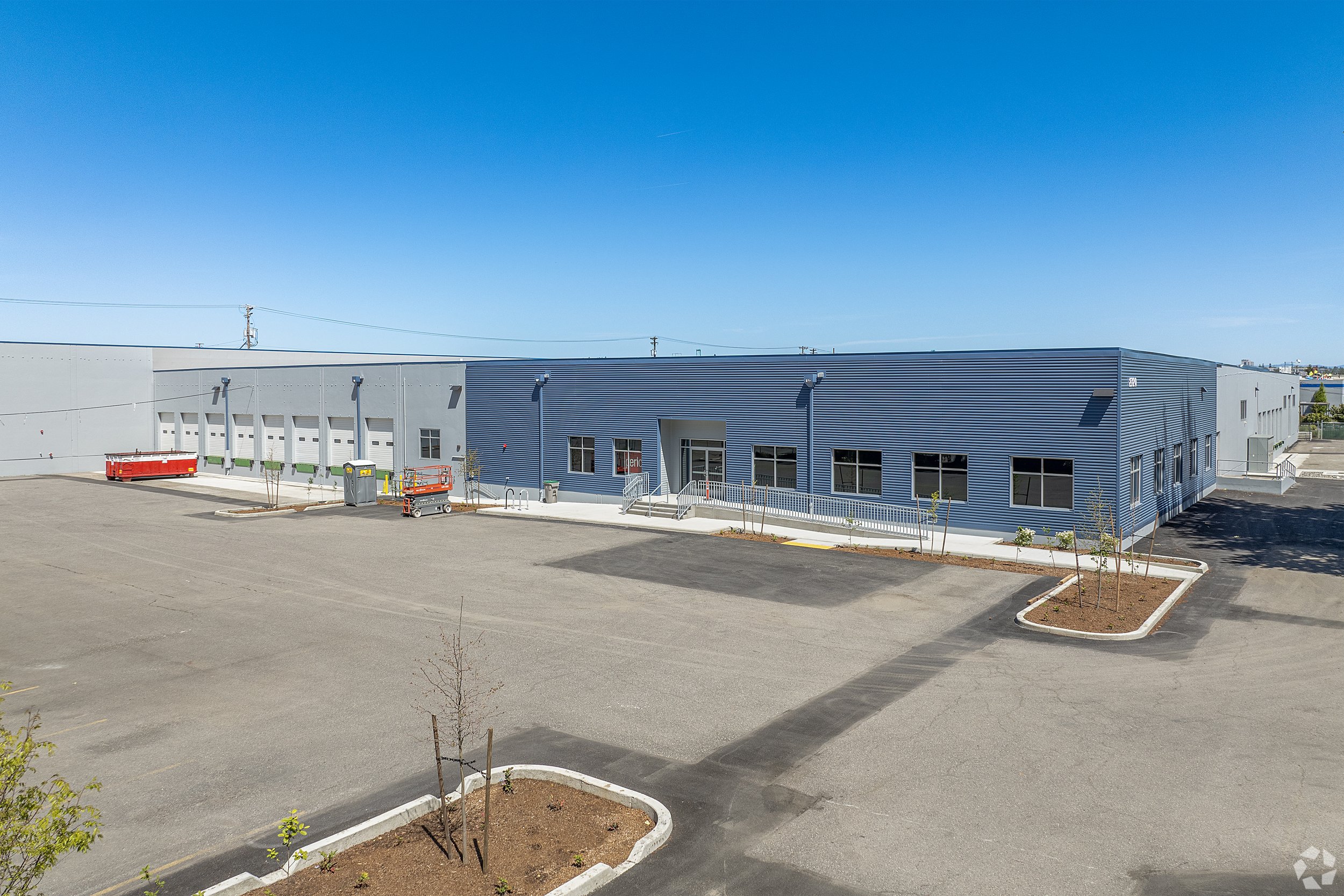 Guild’s Lake warehouse with dock loading—close-in industrial space availability and site selection