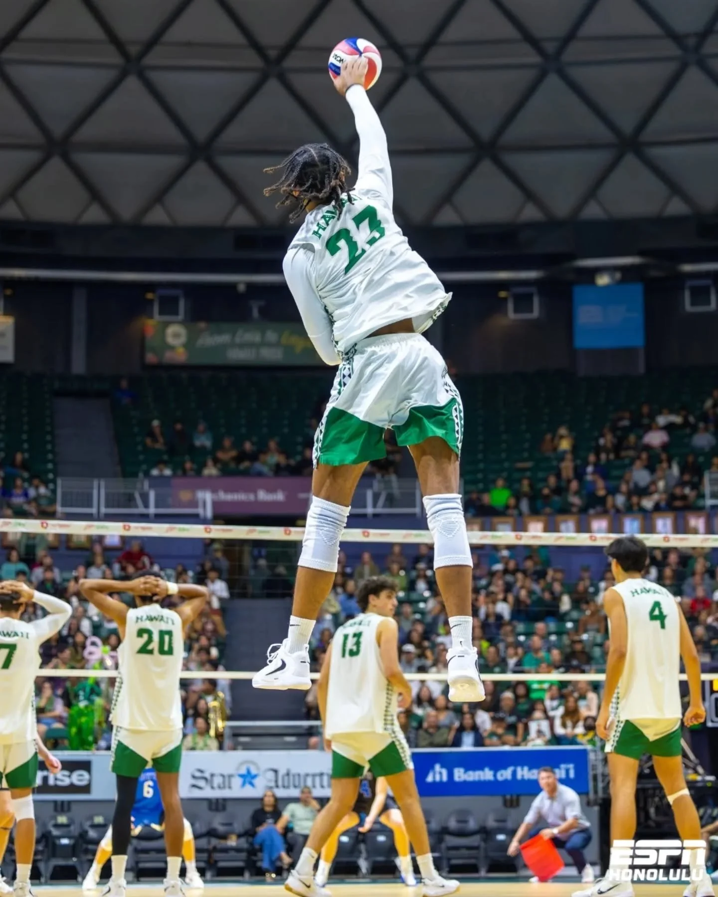 Back on the home floor, No. 3 Hawaiʻi takes care of business with a four-set win over No. 6 BYU. Series continues Friday at Bankoh Arena at Stan Sheriff Center. 🌈🏐

27-25 | 23-25 | 25-17 | 25-18

📸 @ocealec