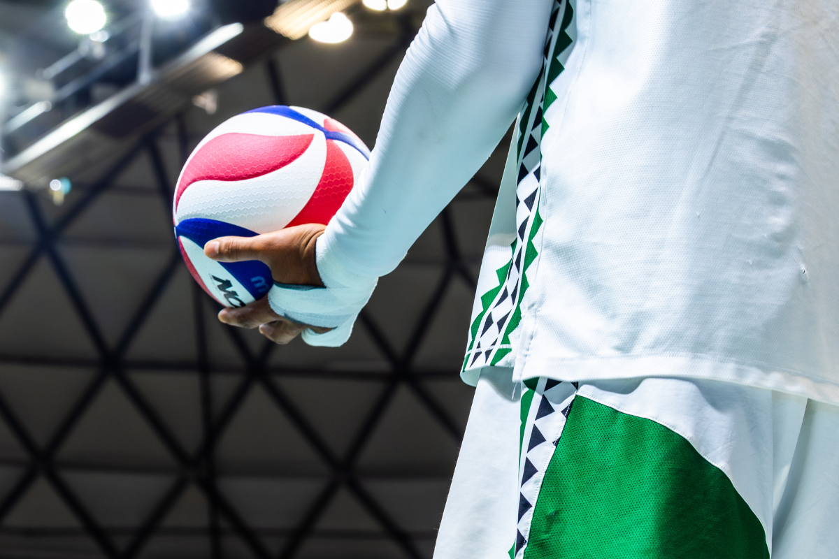 Rainbow Warriors Drop Series Opener to Pepperdine in Four Sets