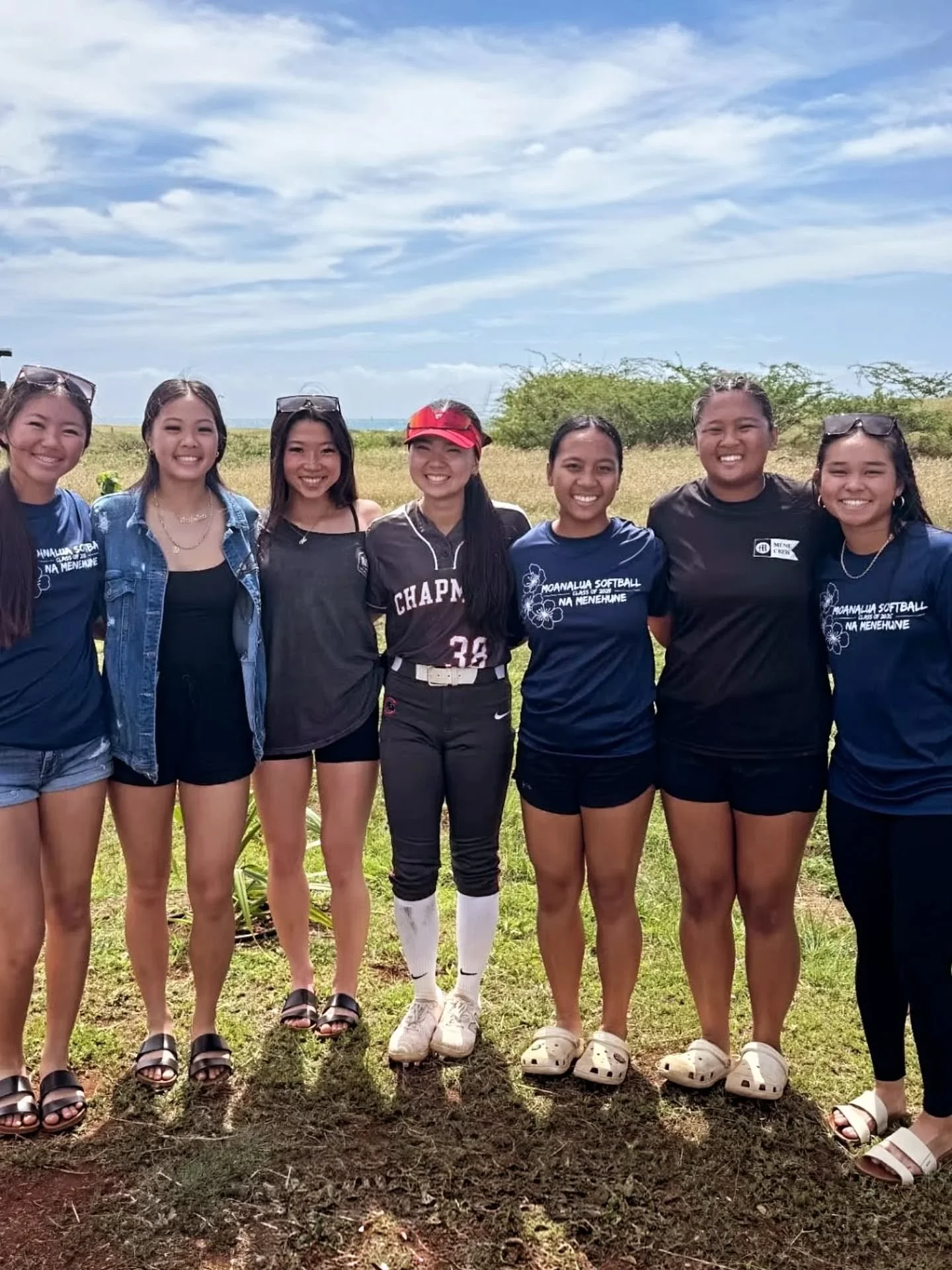 Some of the Moanalua softball crew showed up to support Moanalua alum and Chapman freshman Emily Tome as Chapman competes in the Ulili Softball Invitational! 🥎

📸 @menecrew_softball