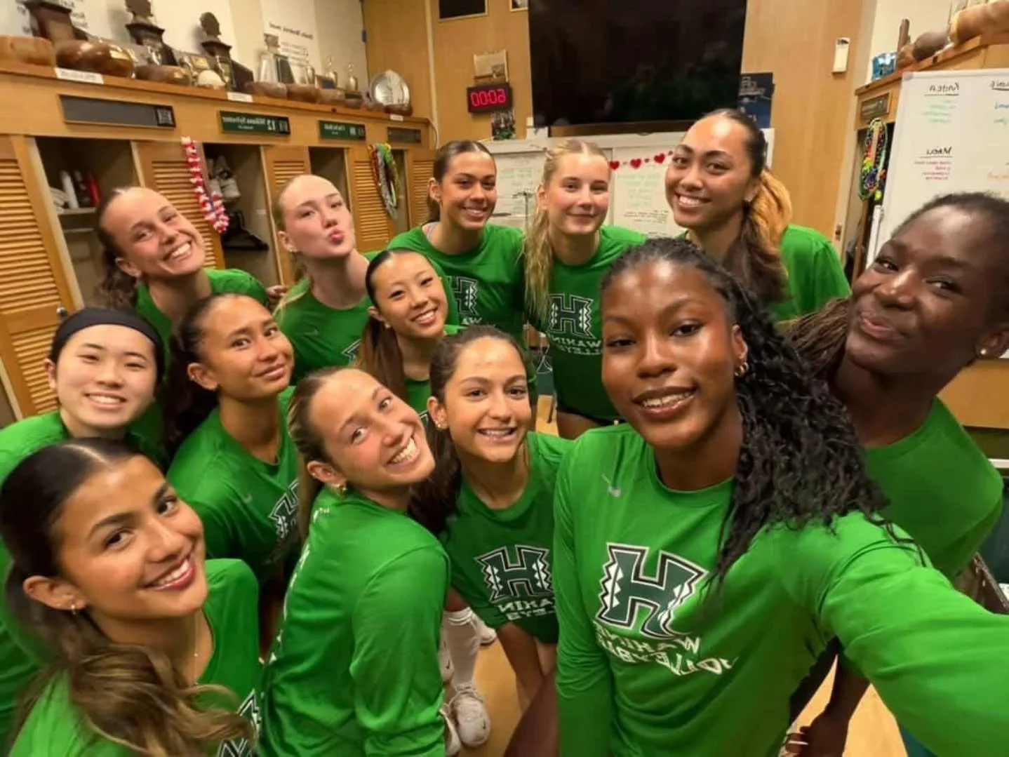Rematch tonight in Mānoa! 🌈🏐

The Rainbow Wahine take on Louisville again at 7pm after falling 3&ndash;1 in last night&rsquo;s match. Hawai&lsquo;i looks to bounce back and split the two-match series! Go get um ladies! 

#GoBows
