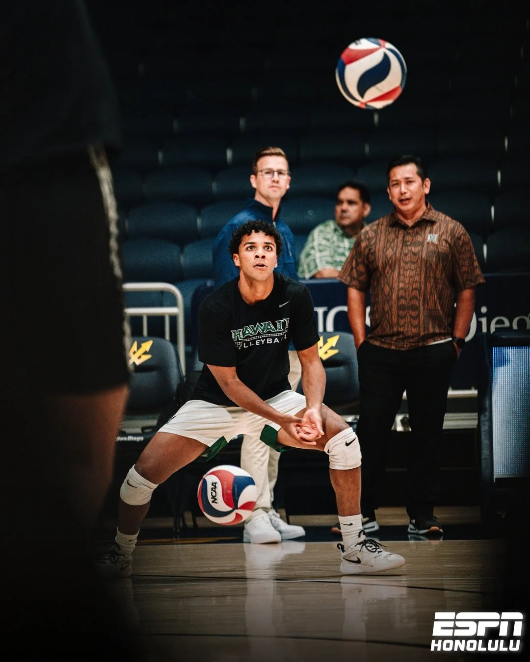 Night #1 in San Diego. 

Tune in live at 3:45 pm as the ʻBows take on the Tritons!

📻 ESPN Honolulu | 1500 AM x 92.7 FM
🎙️ @tifferspxp 
📸 @shootahsav