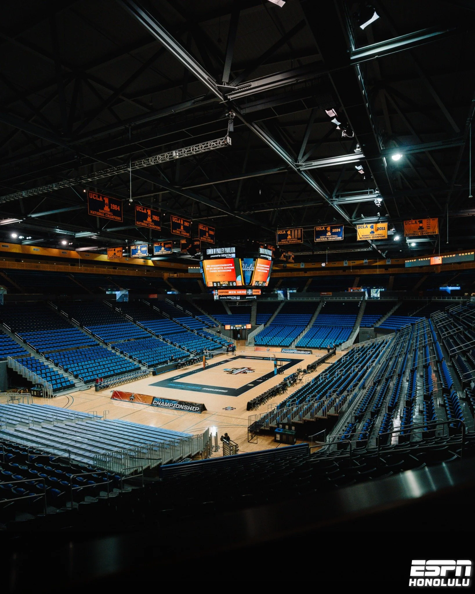 The championship stage is set. Letʻs go 'Bows!

Listen live at 12:30pm HST with @tifferspxp on ESPN Honolulu! 
92.7 FM / 1500AM

📸: @shootahsav