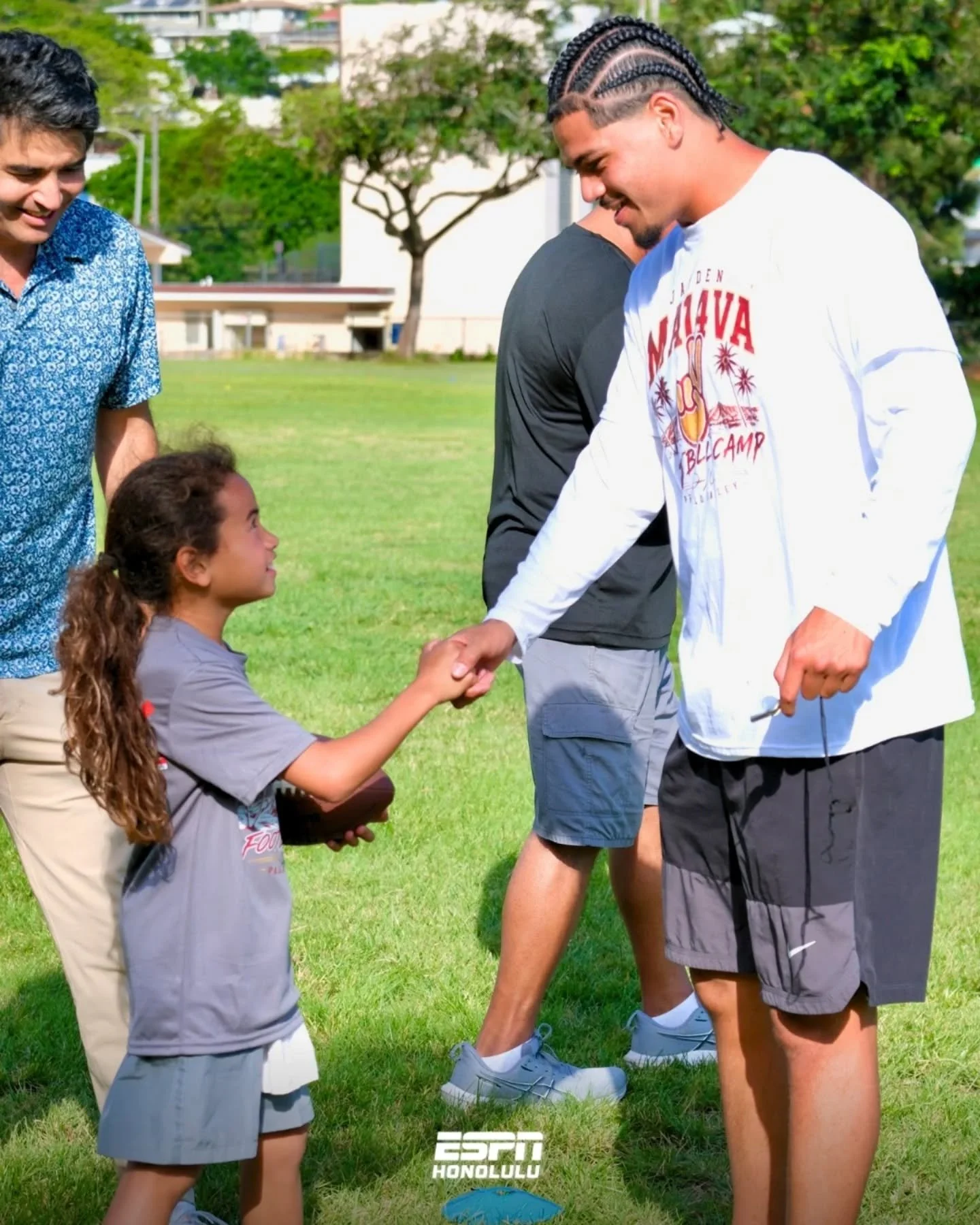 First pic 🫶🏽 

Jayden Maiava along with coaches and players spent yesterday hosting a football camp for Hawaiʻi&rsquo;s keiki, sharing knowledge, skills and plenty of inspiration with the next wave of athletes.

Mahalo for giving back...this is wha