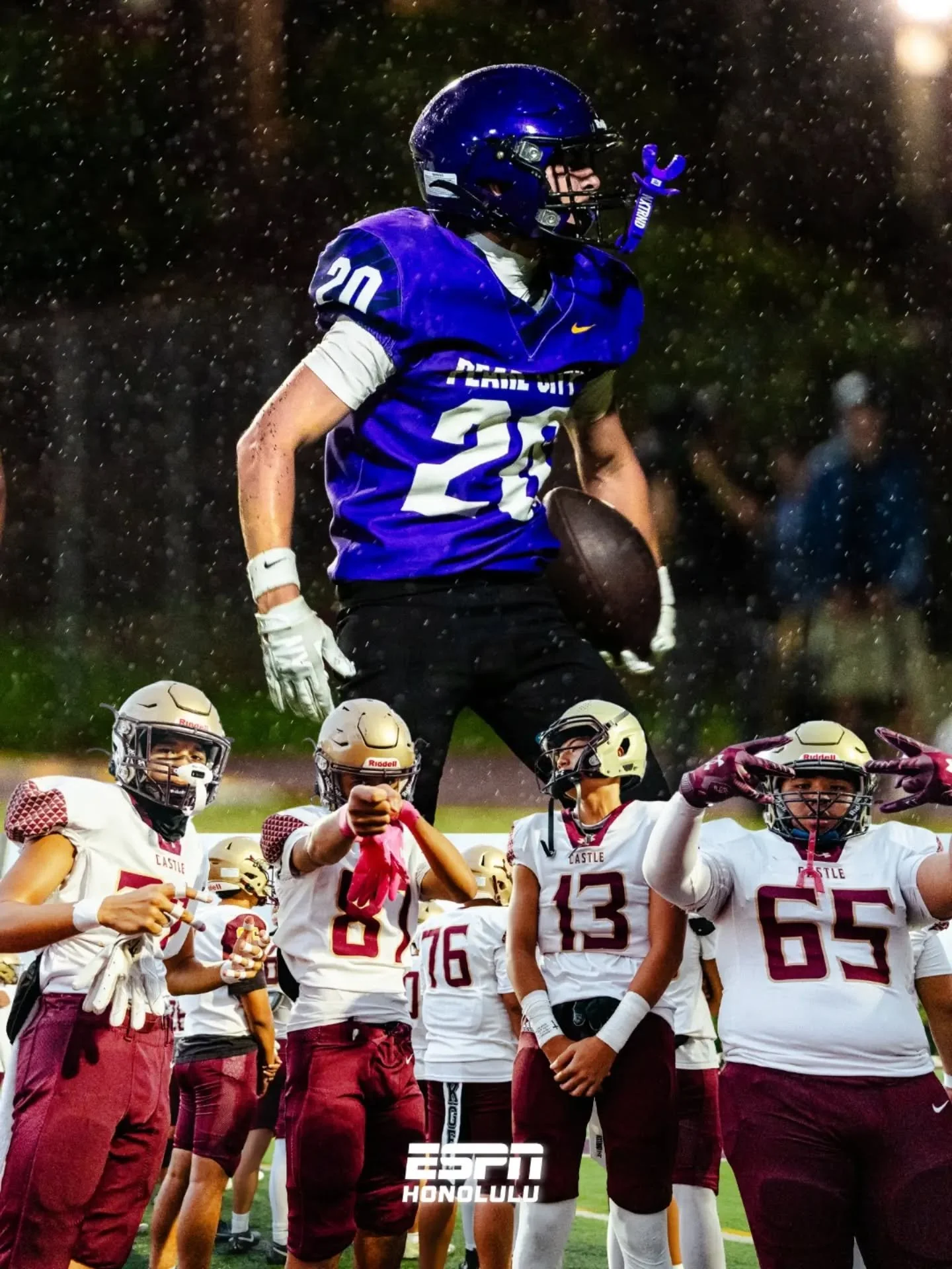 3-0 ⚡

Pearl City stays unbeaten with a 31-14 win over Castle.

📸 @yasunariphotography + @pineapple.production_