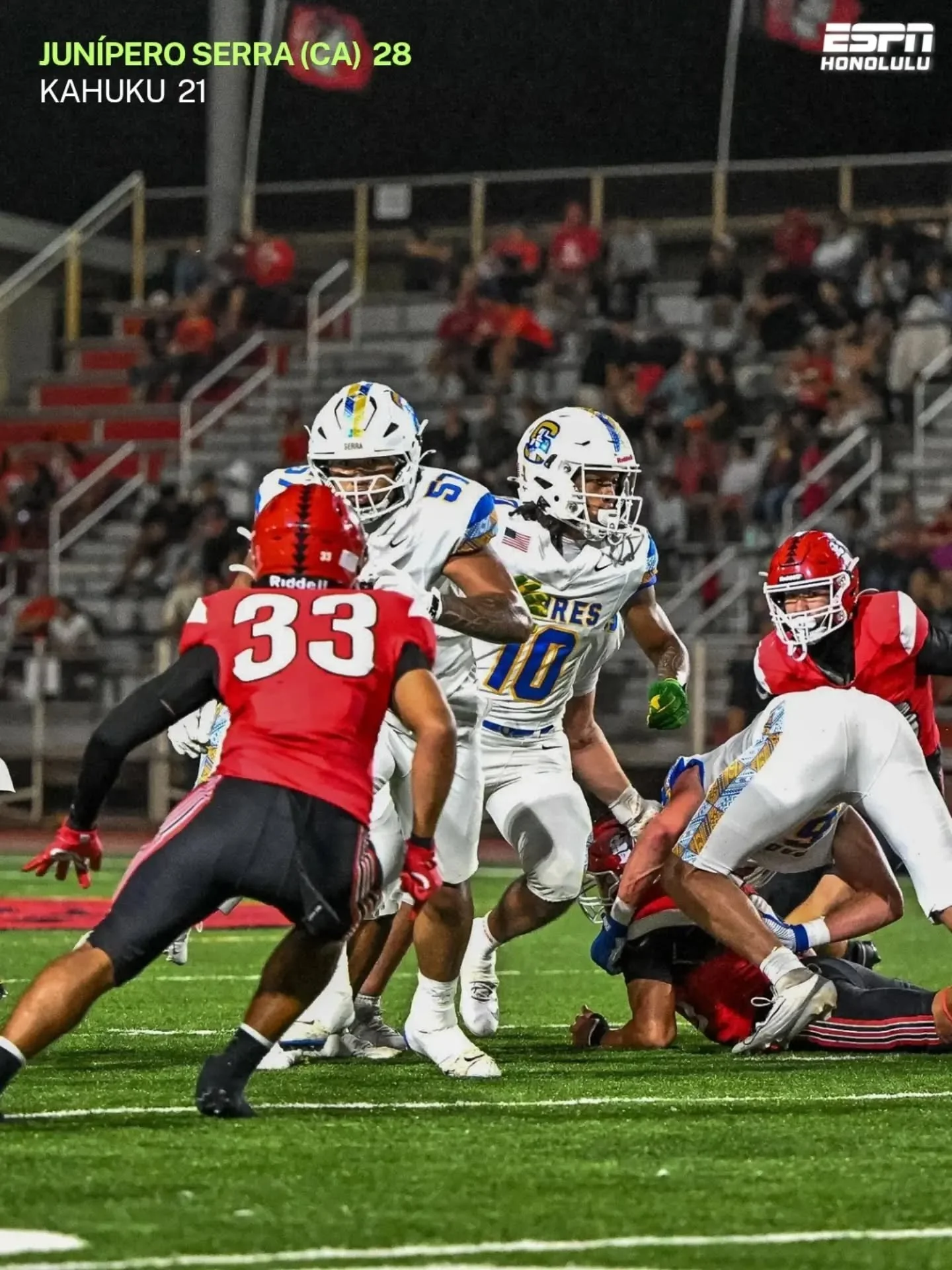 Kahuku comes up short tonight against Jun&iacute;pero Serra (CA), 28-21. 

📸 @gregnoir.sports