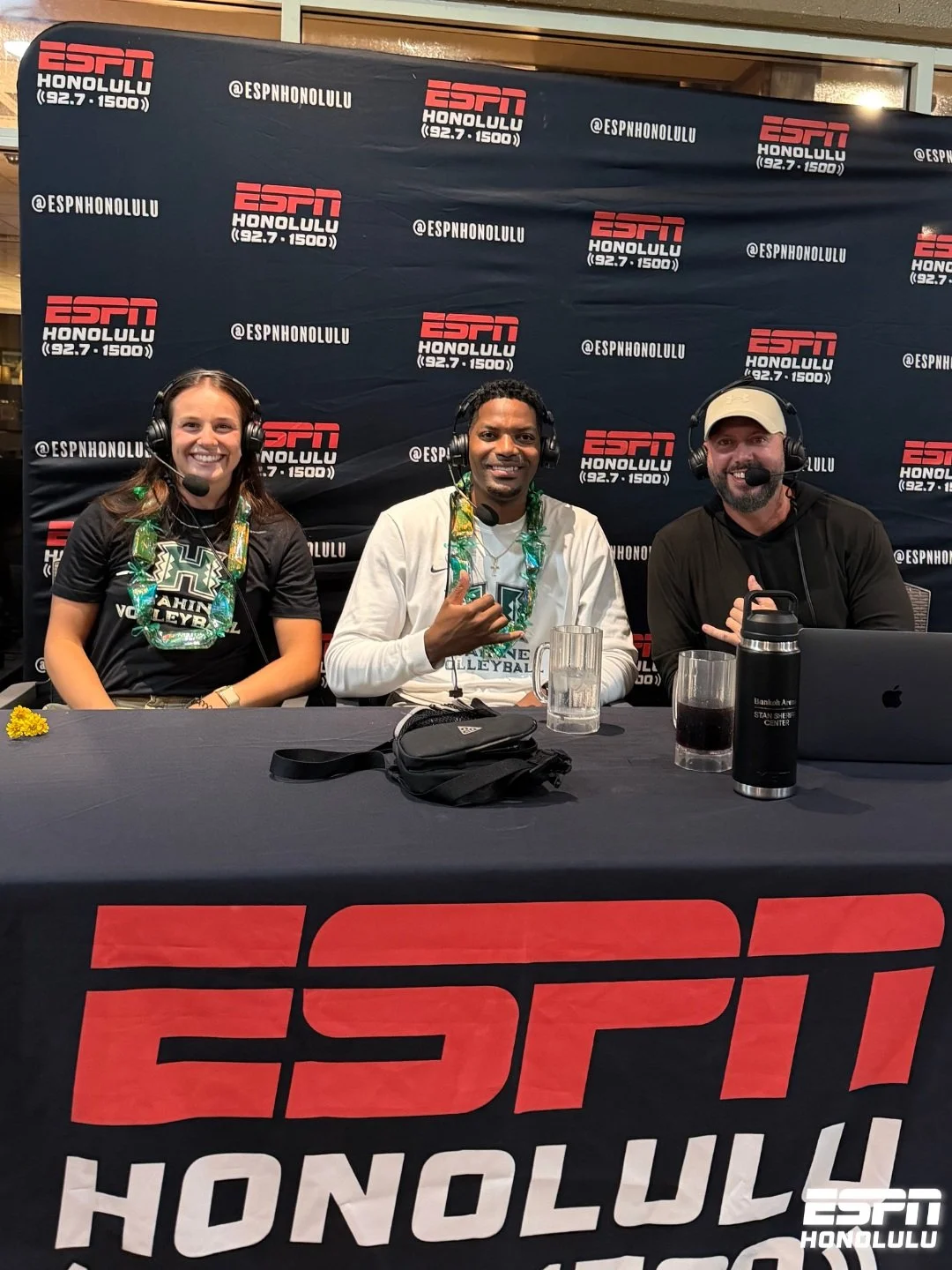 A great night at Ruby Tuesday Moanalua for the Joshua Walker Show! 🏐

Coach Walker joined Kanoa Leahey to talk Rainbow Wahine volleyball, with special guests Panna Ratkai and Tali Hakas stopping by the show.

Hawaiʻi heads to Las Vegas this week for