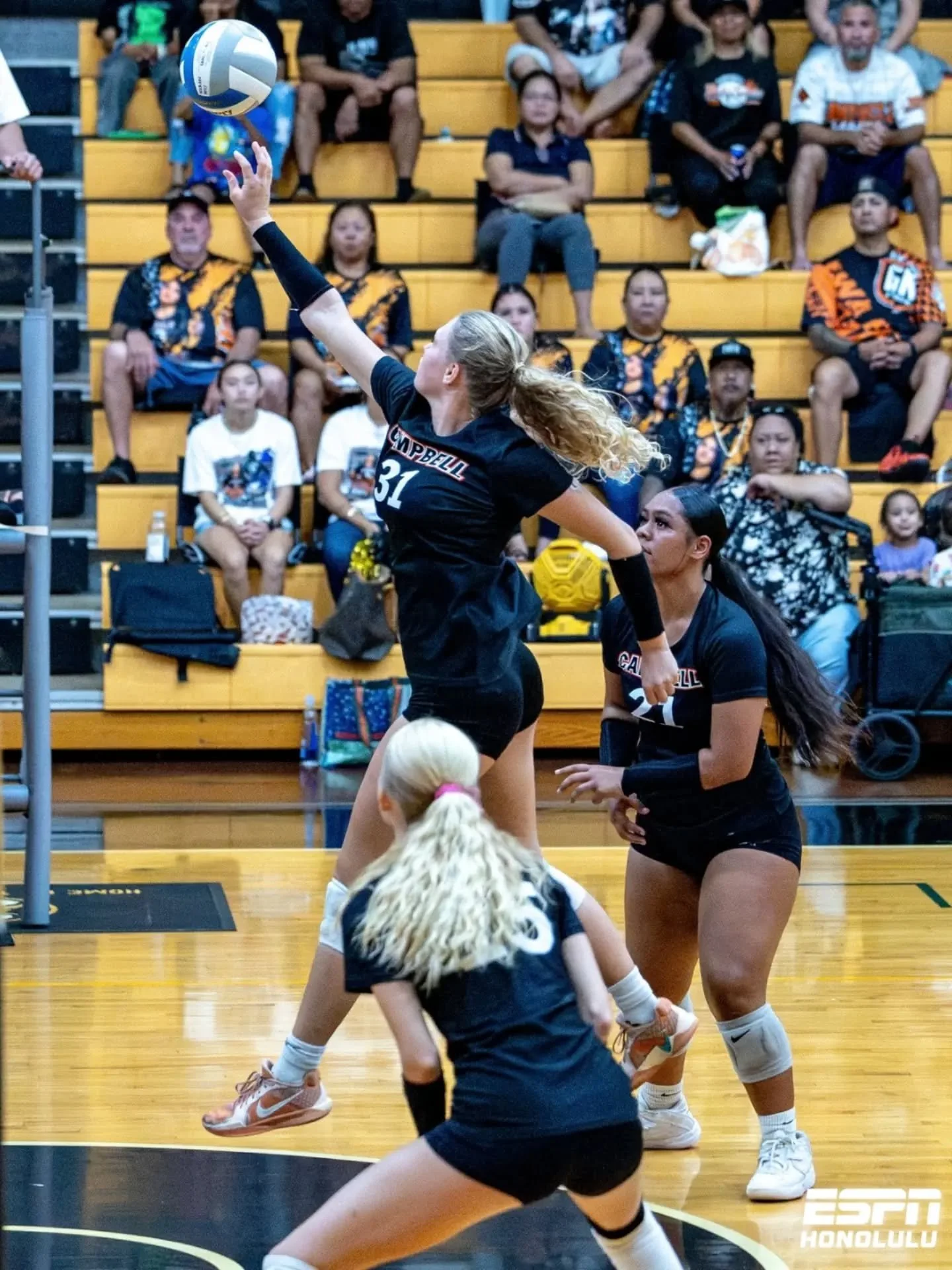#ICYMI: Campbell outlasted Nānākuli in five sets Monday night, taking the deciding set 15-5 to improve to 4-2. 🏐

📸 @lorimckeownphotography