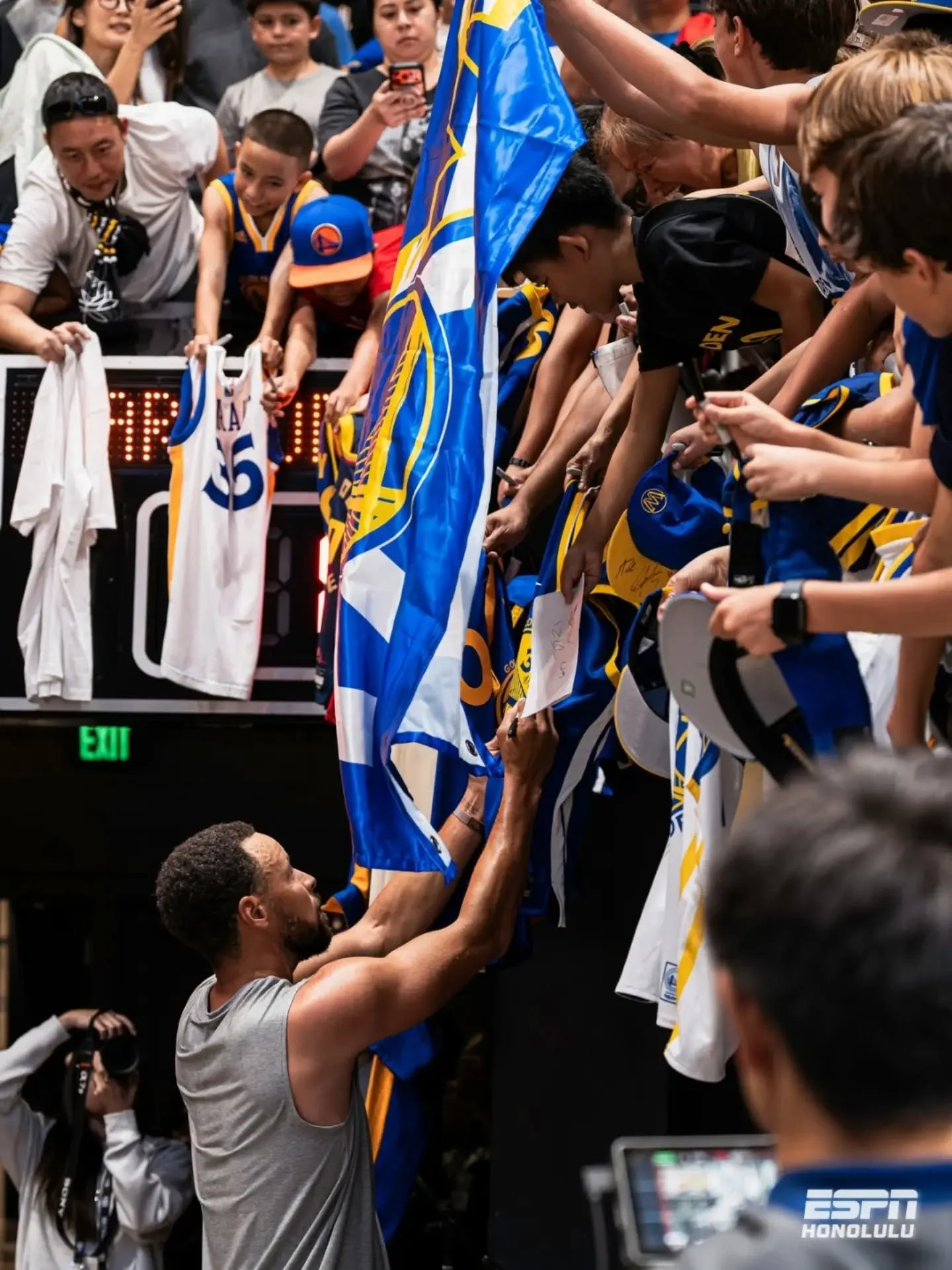 You know it's a good day in Hawai'i when there's an NBA game in town. 🤙🏽🌺🏀

📸 @yasunariphotography