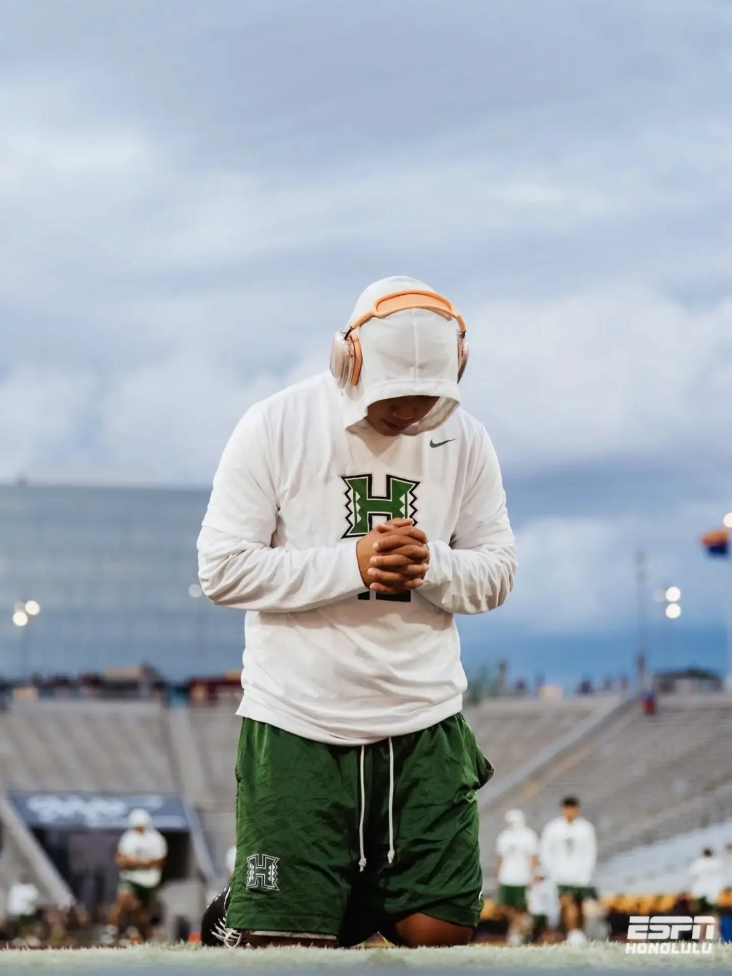 HI in AZ! 🏈🤙🏽

Listen live on ESPN Honolulu as the Rainbow Warriors take on Arizona State today at 4:30pm HST. 

📻 ESPN Honolulu 92.7 FM / 1500 AM
💻 ESPNHonolulu.com
🎙️ @johnveneri808 + @mark_veneri 

📸 @shotbyjac3
