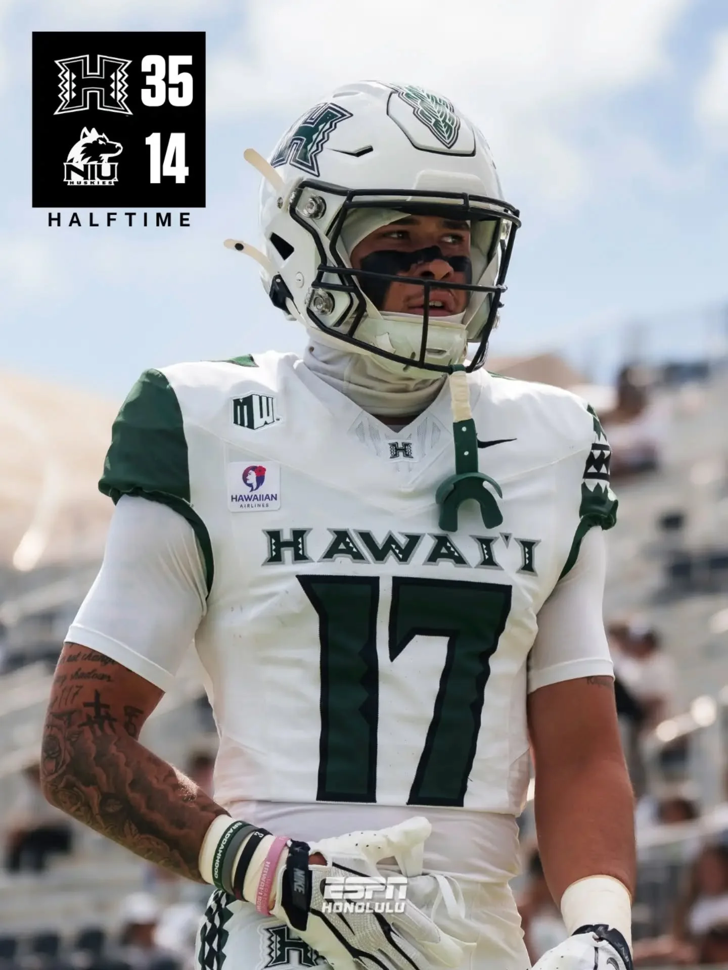 Rainbow Warriors up 35-14 at the half! 

Hawai'i 35, Northern Illinois 14

📸 @yasunariphotography