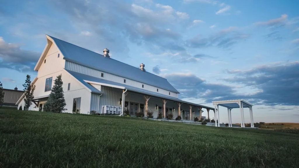 palace-events-center-trayner-iowa-palace-barn-exterior-side-angle-1024x576.jpg