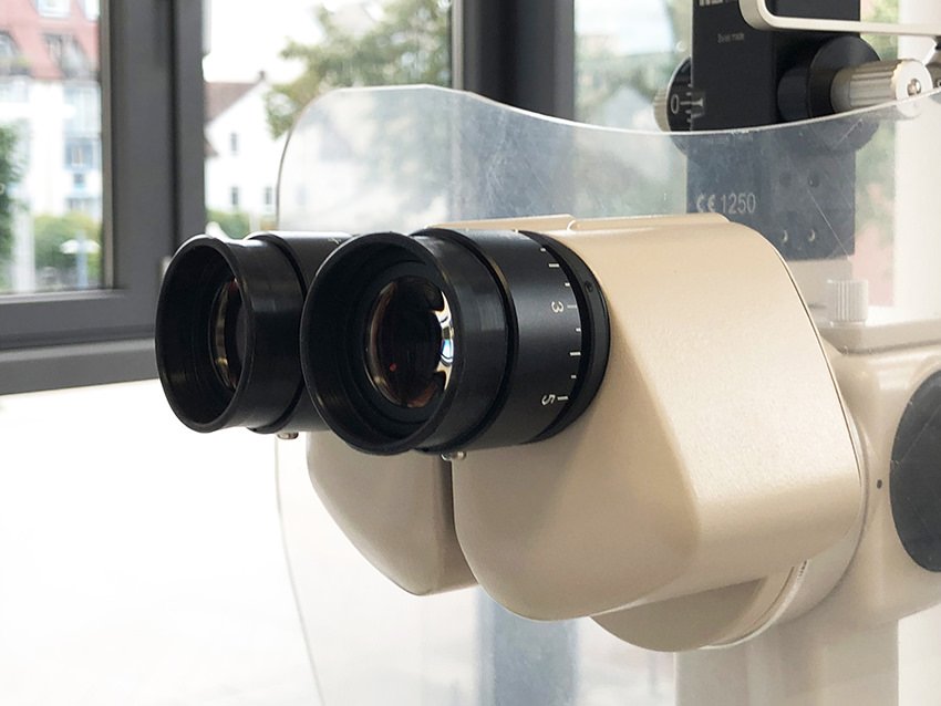 Binokular Nahaufnahme in einem medizinischen oder wissenschaftlichen Labor, mit Blick durch die Gläser.