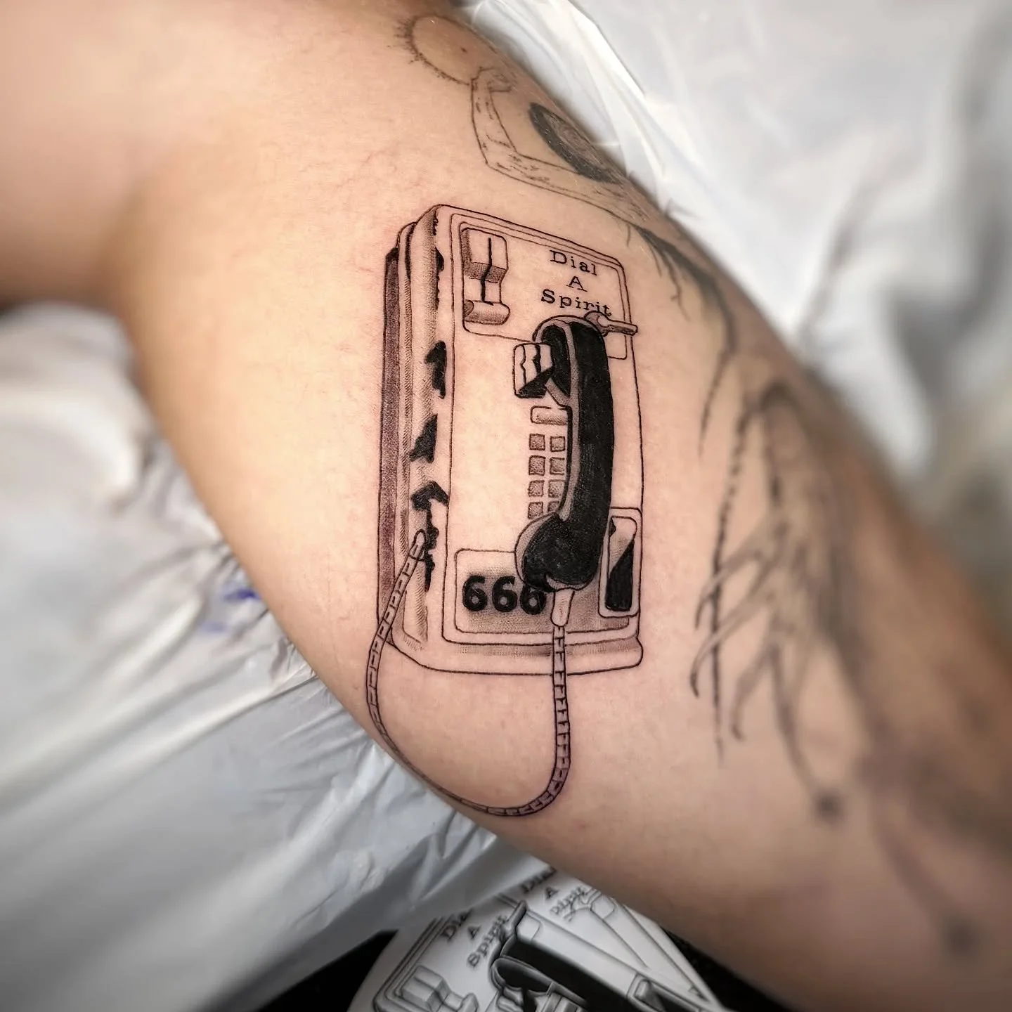 Some of my spooky season flash, come to life. 👻 🧟&zwj;♀️ Would you be brave enough to use this phone? 📞

#inkhearttattoopdx #inkhearttattoo #inkheartpdx #legtatattoo #blackandgreytattoo #blackworktattoo  #ghosttattoo #payphone #portlandartist #por