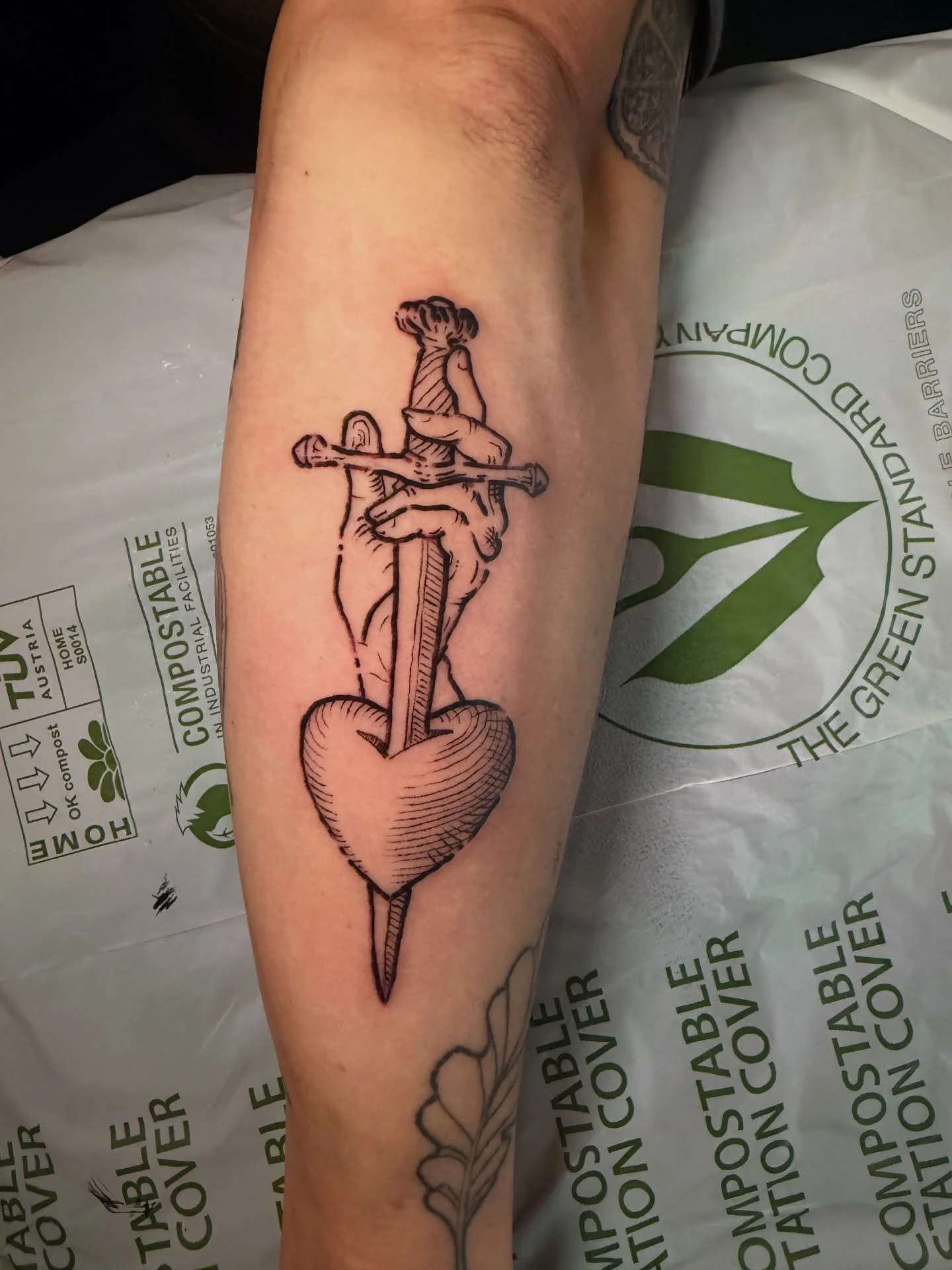 I love how this piece came together with some strong line weight variation. Thanks for the trust with this one!
#pdxtattoo #woodblocktattoo #blackworktattoo #lineworktattoo