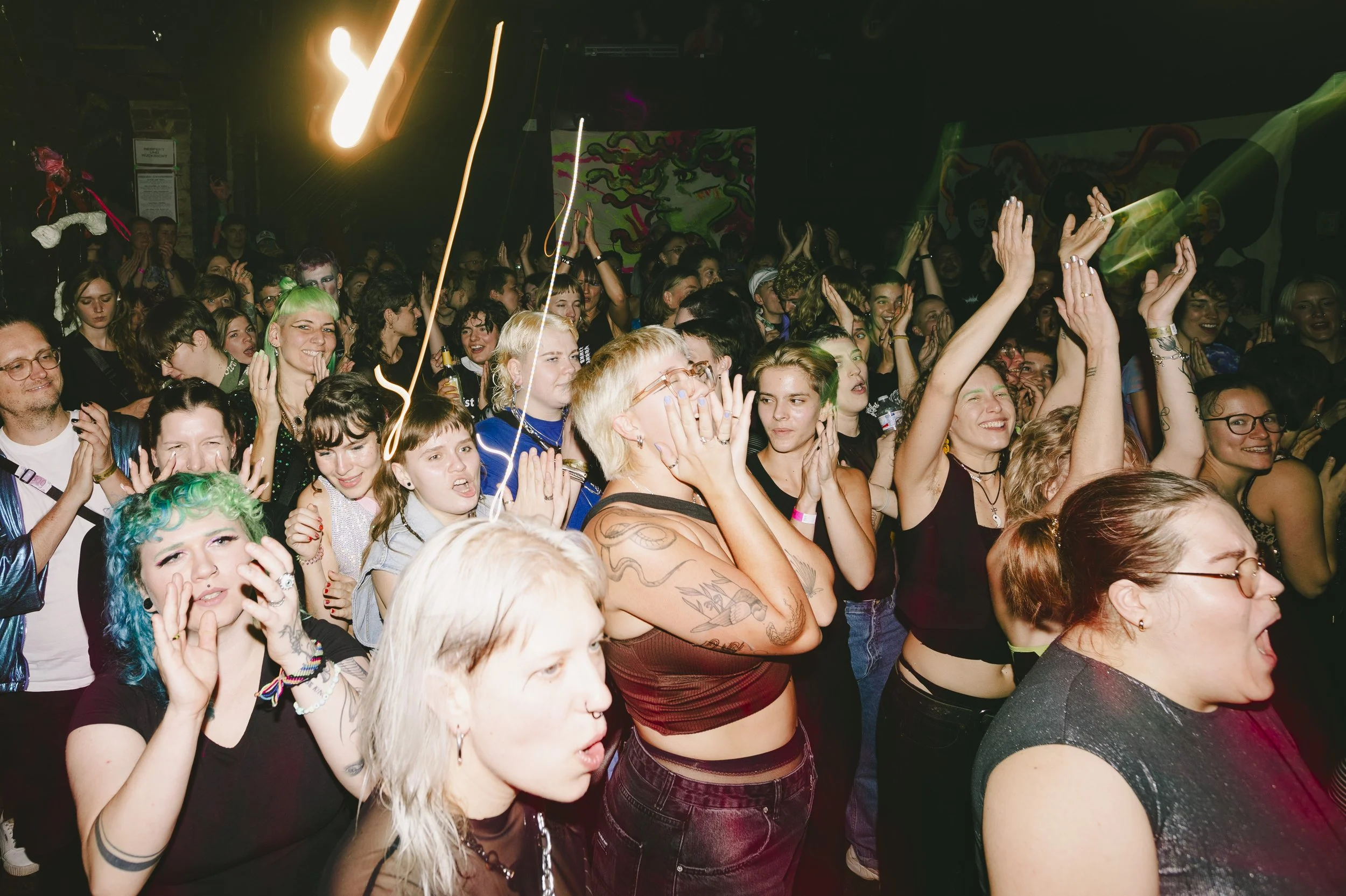 Menschen feiern auf einem Konzert oder in einem Club, feiern, tanzen und haben Spaß.