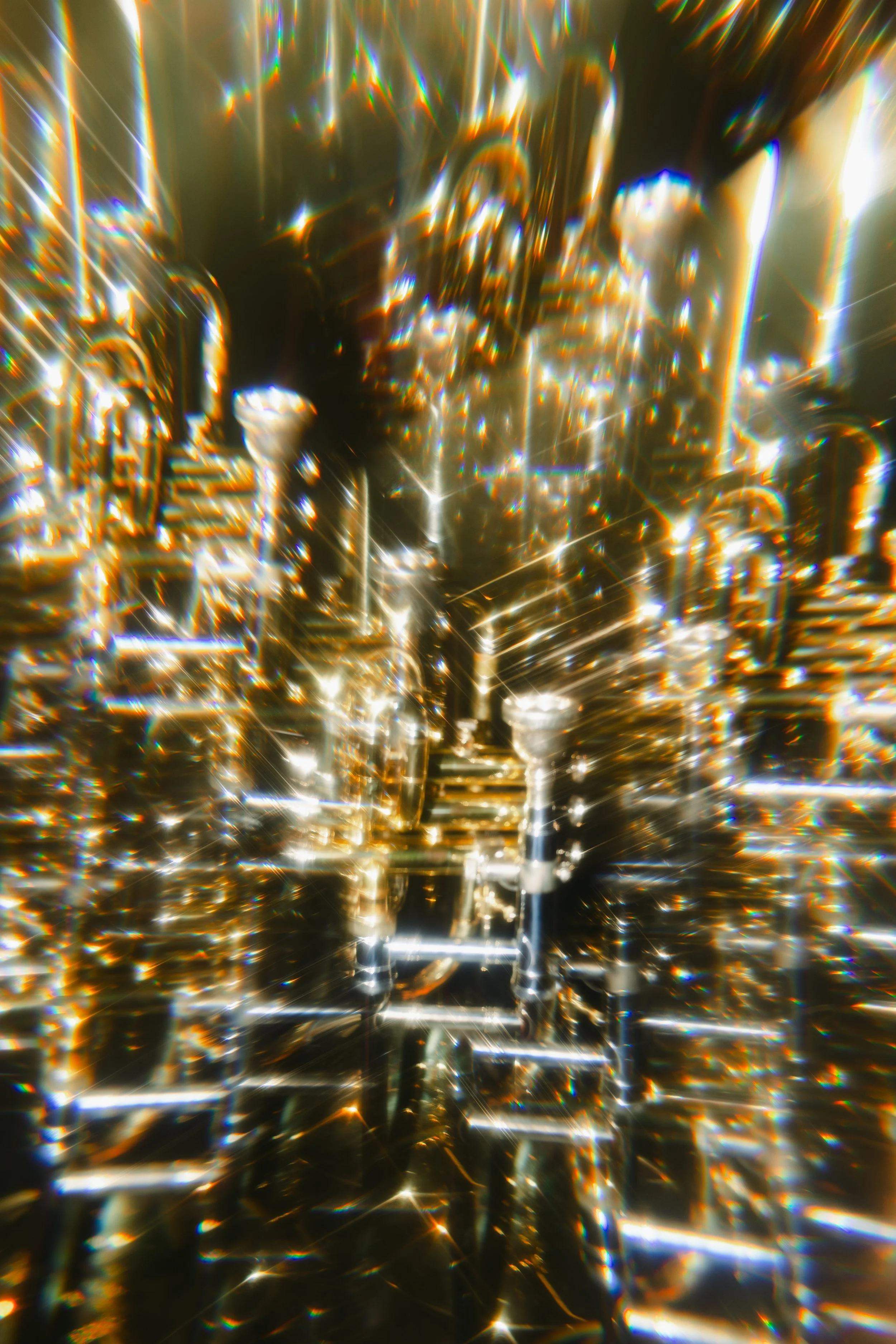 Ein dichter, goldener Glaskristall mit reflektierenden und funkelnden Eigenschaften.