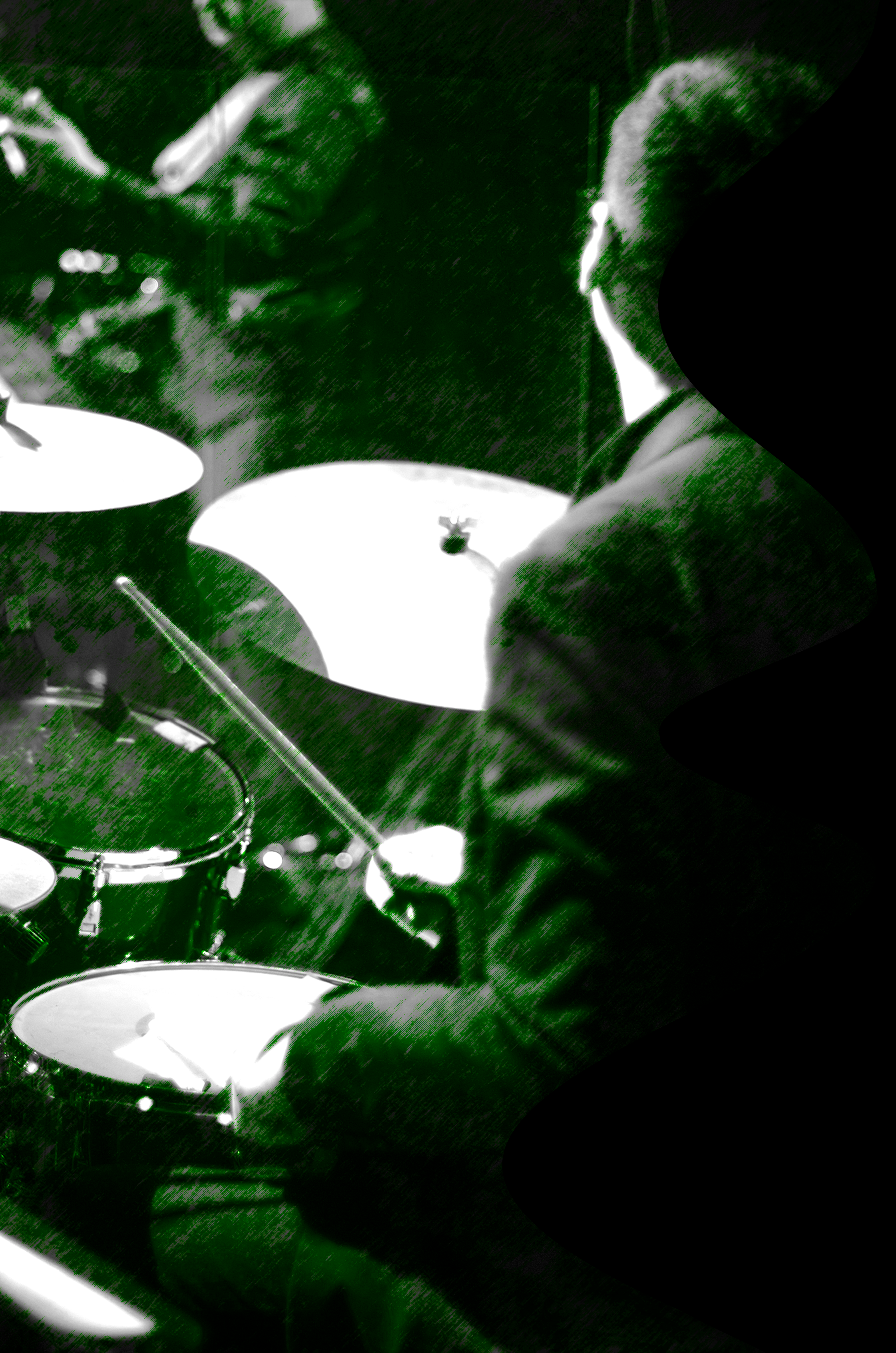 Pessoa tocando bateria em uma banda ou sessão de música, com foco na percussão, em um ambiente escuro.