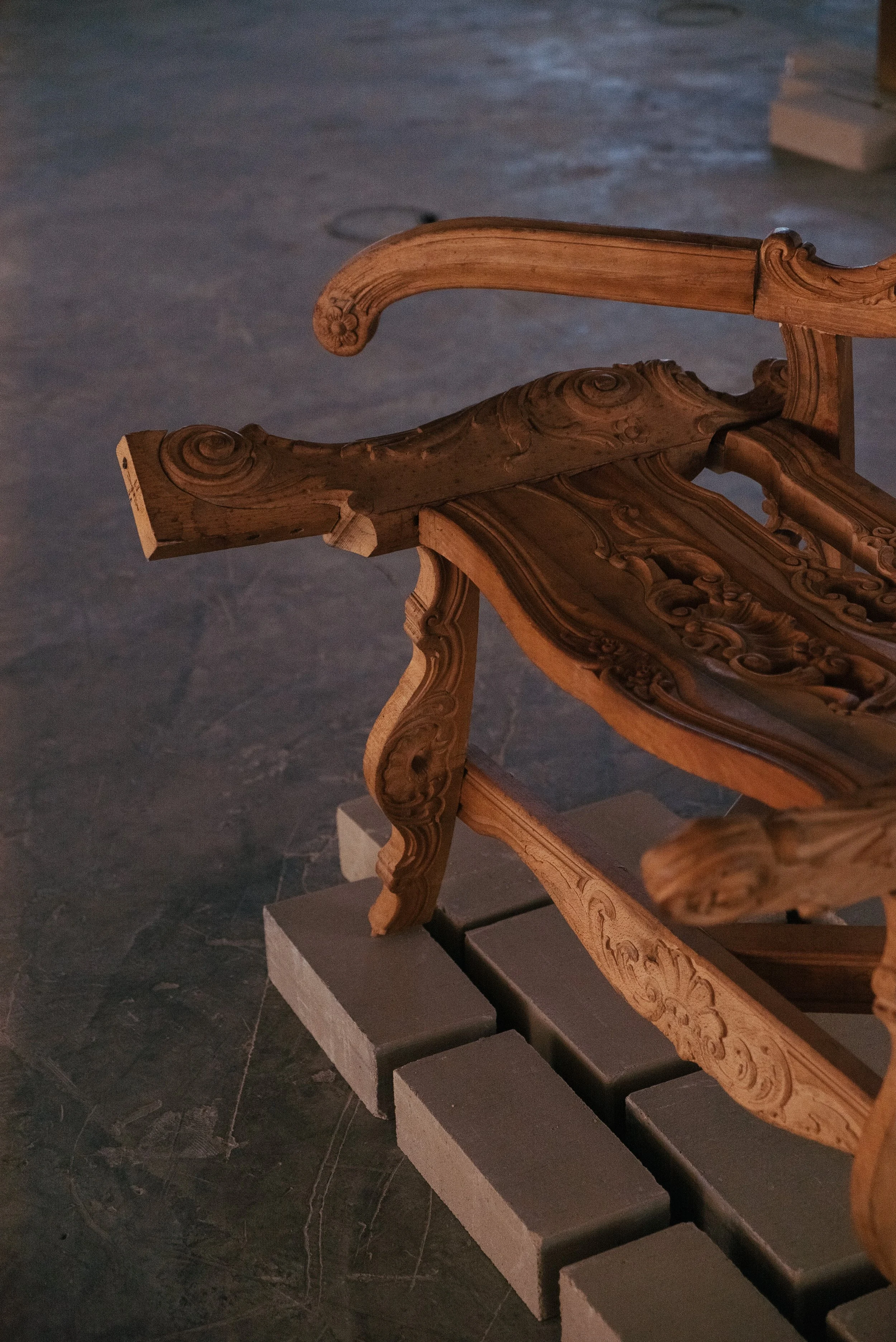 Mechels erfgoed, a throne that tells the story of the decline of the furniture industry in Mechelen. This is evident from the pieces that the throne is made of, as some parts are still unfinished. What this tells me is that the craftsmen once said, "