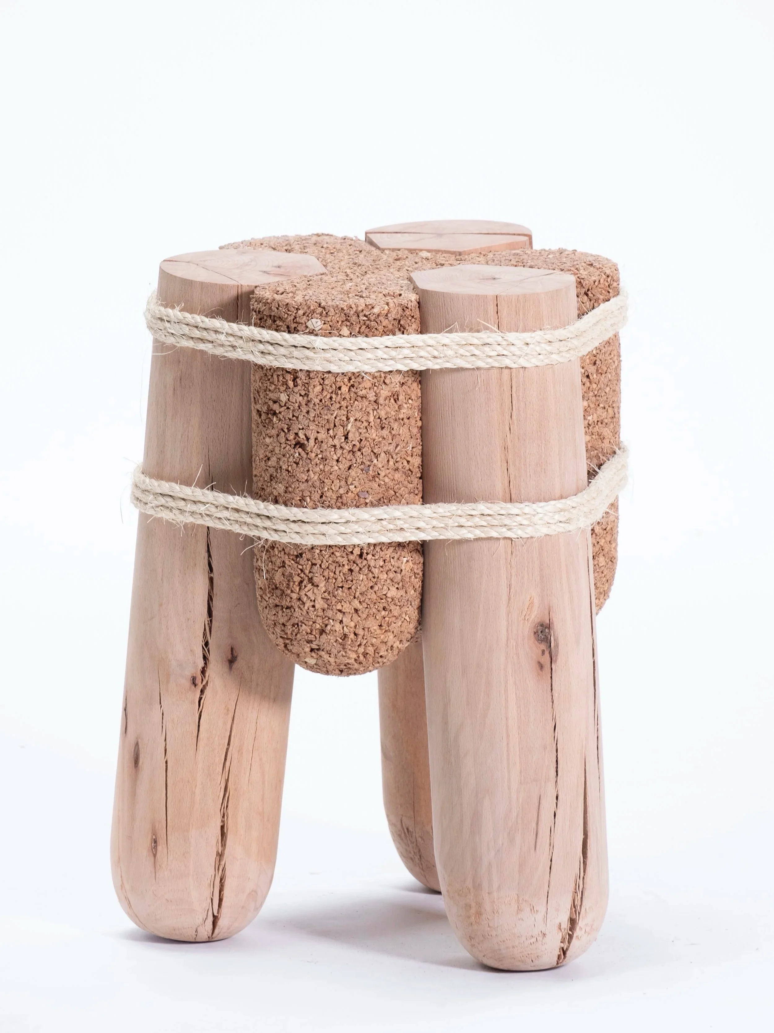 Kurk-kruK, a circular
stool with reuse of bottle
corks and residual
wood from the veneer
industry.
