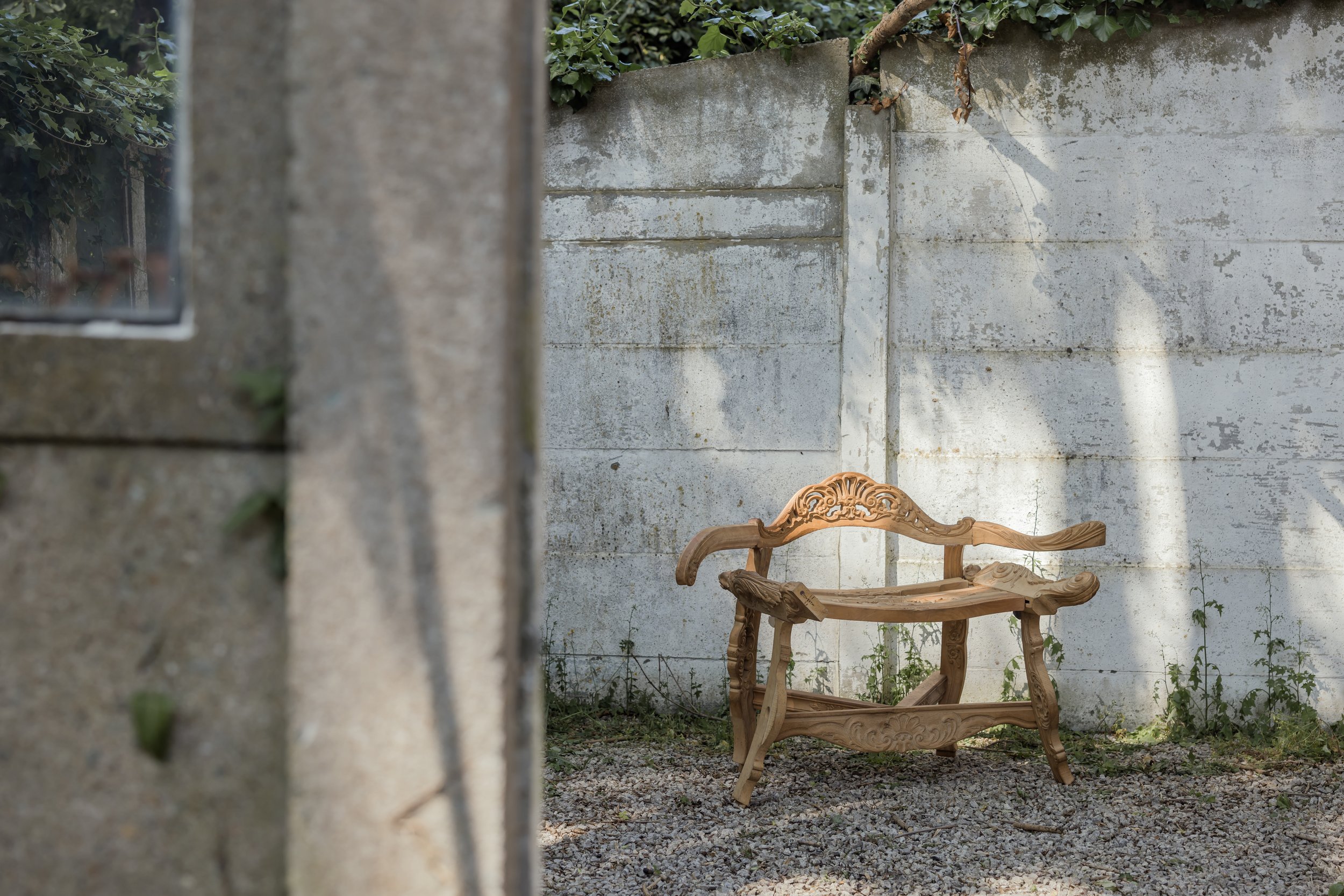 Mechels erfgoed, a throne that tells the story of the decline of the furniture industry in Mechelen. This is evident from the pieces that the throne is made of, as some parts are still unfinished.