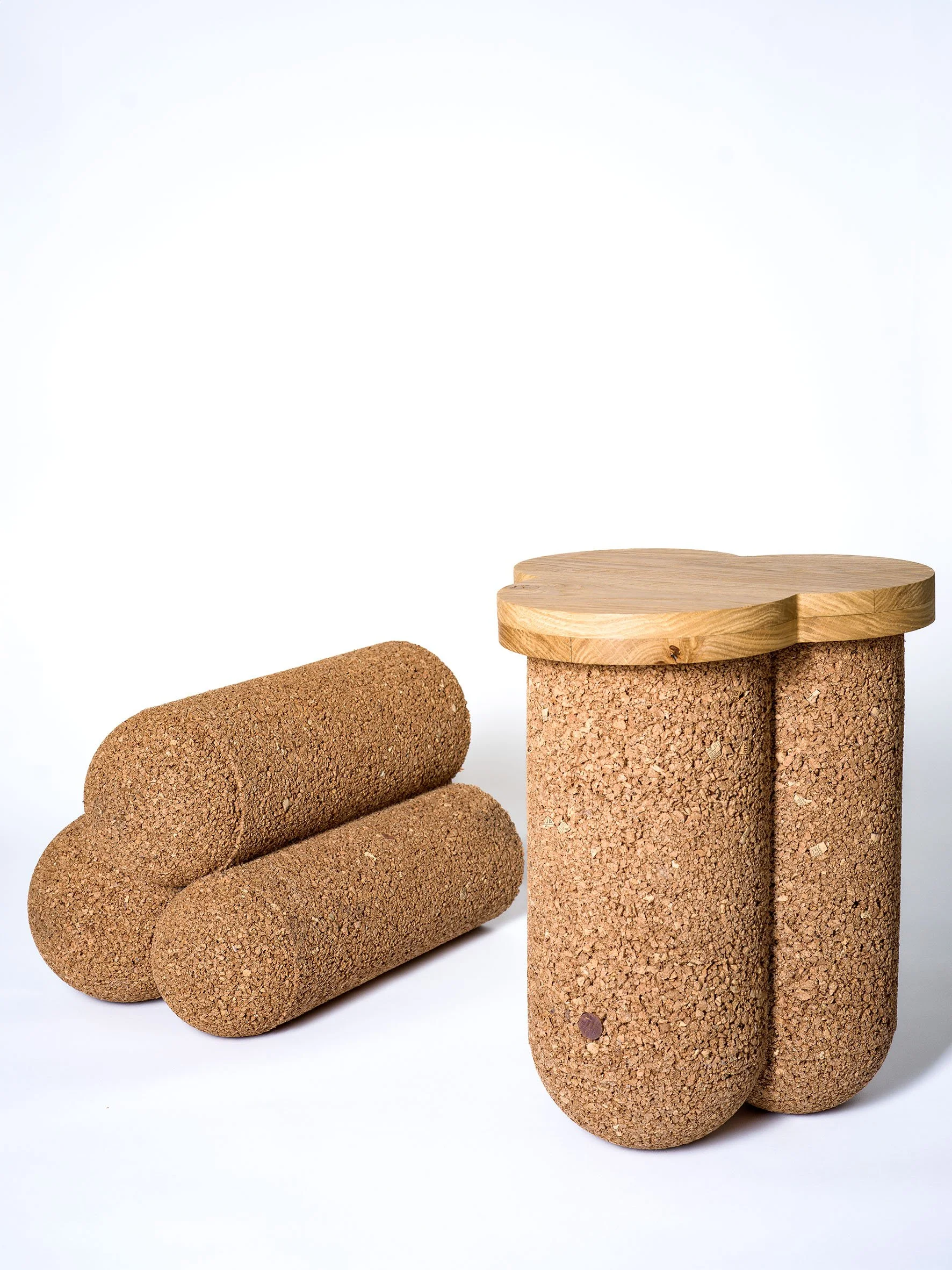 With CorkCycle, I developed an innovative biocomposite made from recycled wine corks and natural glue. From this material, I create affordable and aesthetic everyday objects that are both ecological and accessible.