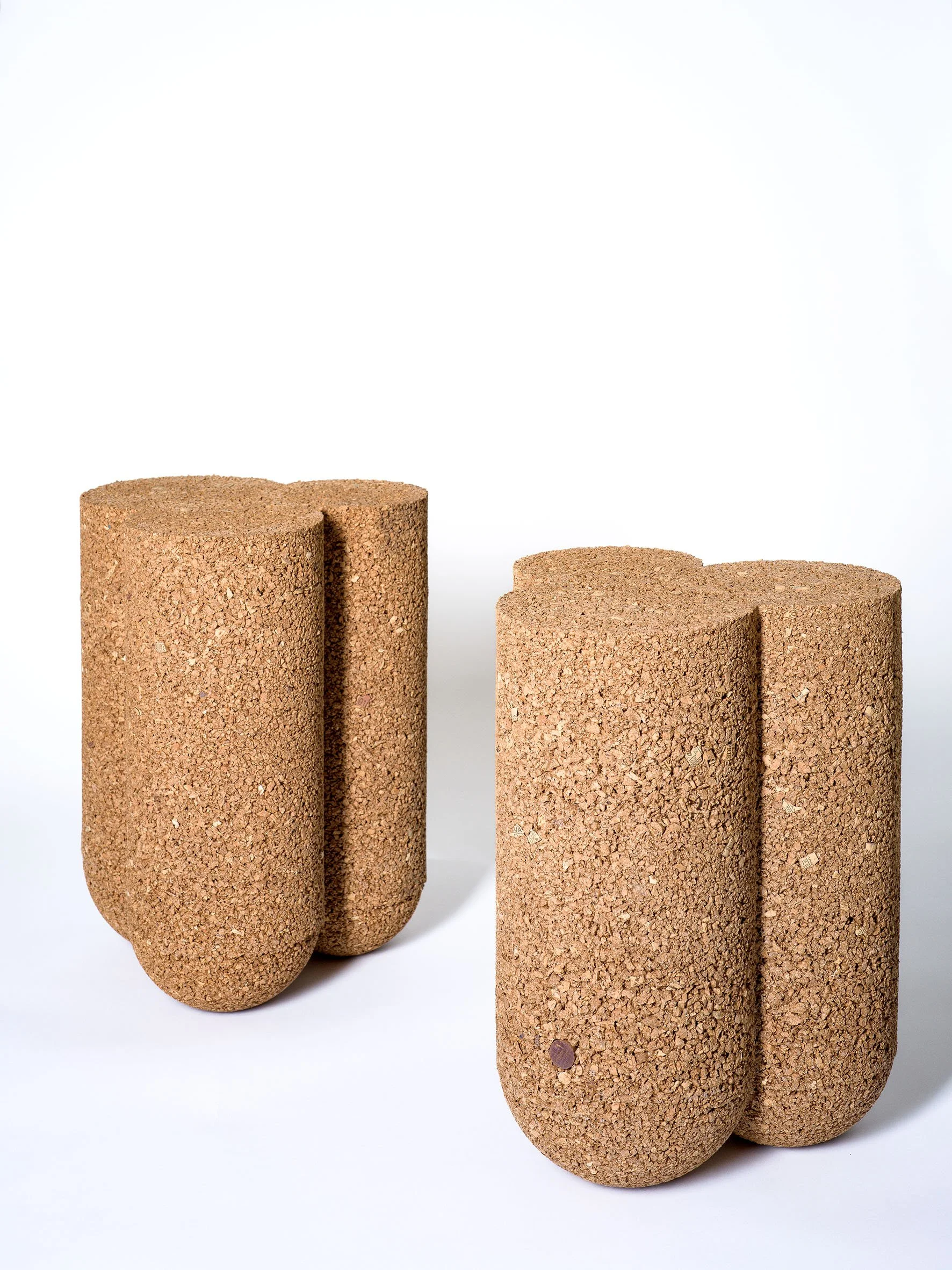 With CorkCycle, I developed an innovative biocomposite made from recycled wine corks and natural glue. From this material, I create affordable and aesthetic everyday objects that are both ecological and accessible.