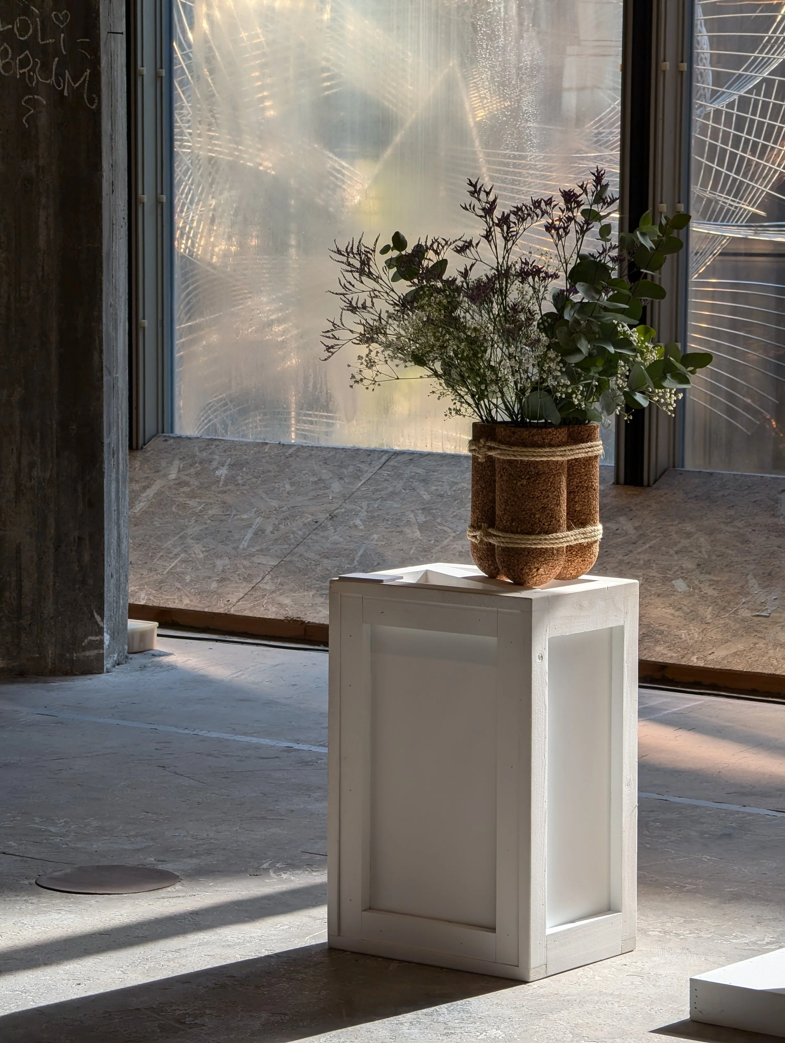 Vas Vin

A unique vase made from recycled wine corks, bio glue, and a repurposed wine bottle. The cut-off bottle fits seamlessly into the cork base, allowing you to add fresh flowers. The bottle can be easily removed for cleaning, ensuring both pract