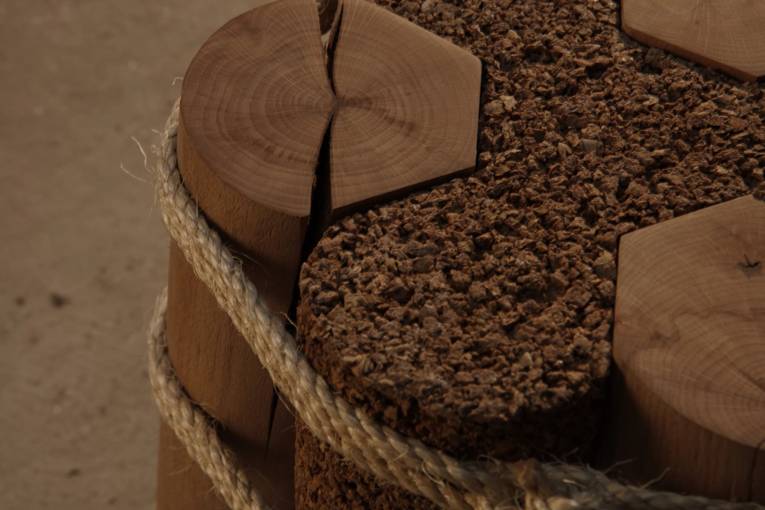 Kurk-kruK, a circular
stool with reuse of bottle
corks and residual
wood from the veneer
industry.
