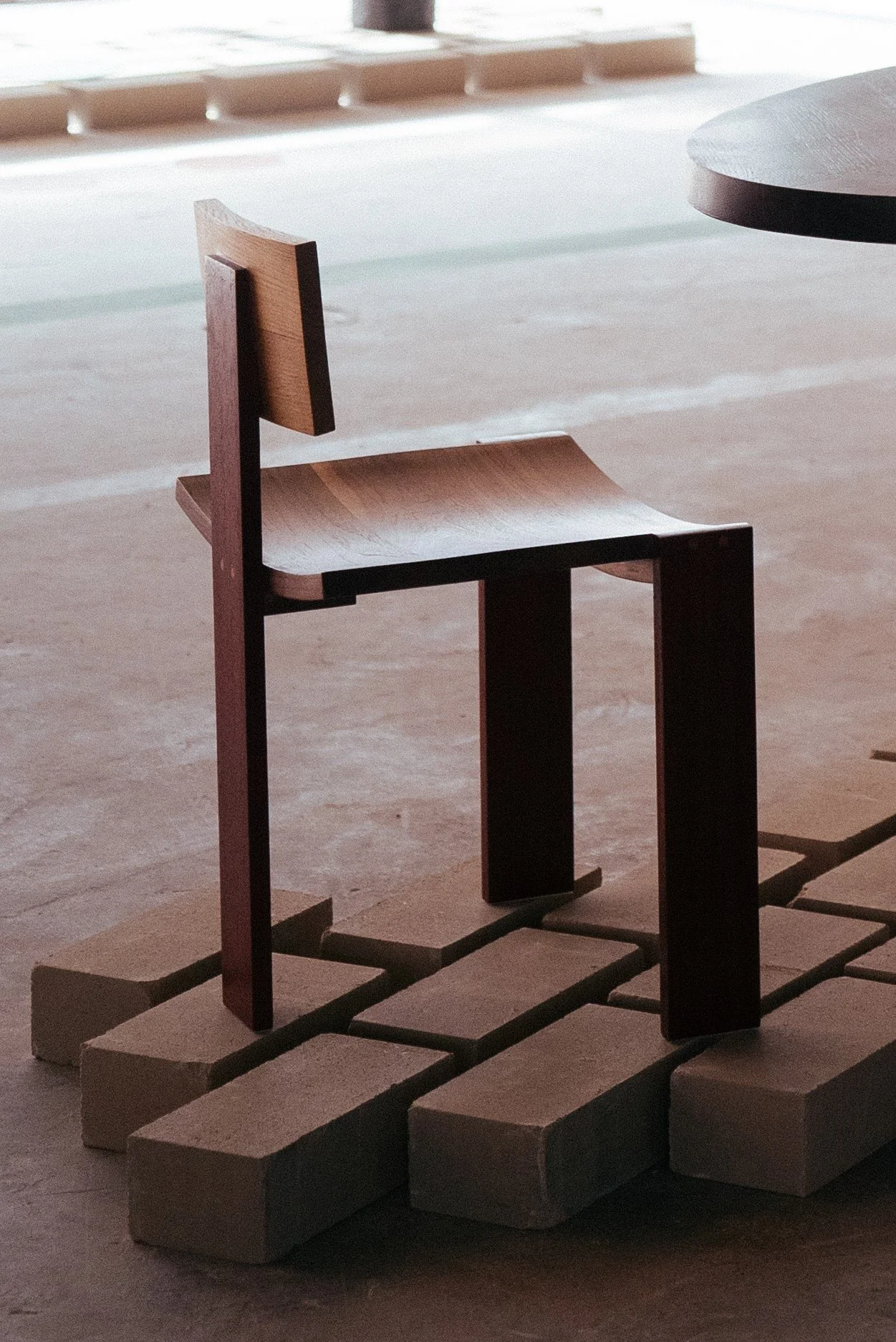 
The Continental Chair is crafted from reclaimed wood sourced exclusively from Mechelen, a city with a rich heritage in furniture. The materials, ranging from European oak to American walnut and African padoek, symbolize a fusion of worldwide origins