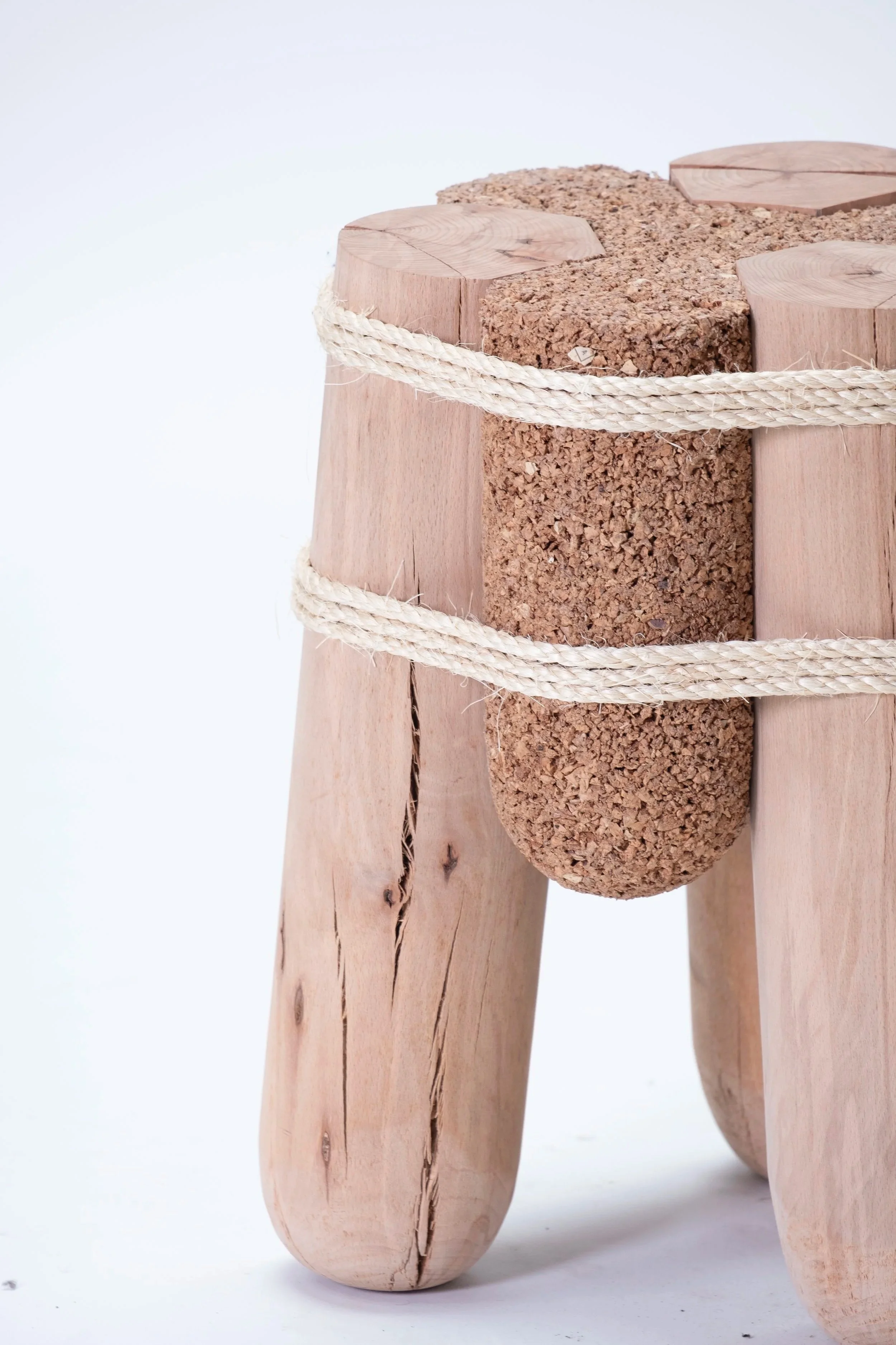 Kurk-kruK, a circular
stool with reuse of bottle
corks and residual
wood from the veneer
industry.