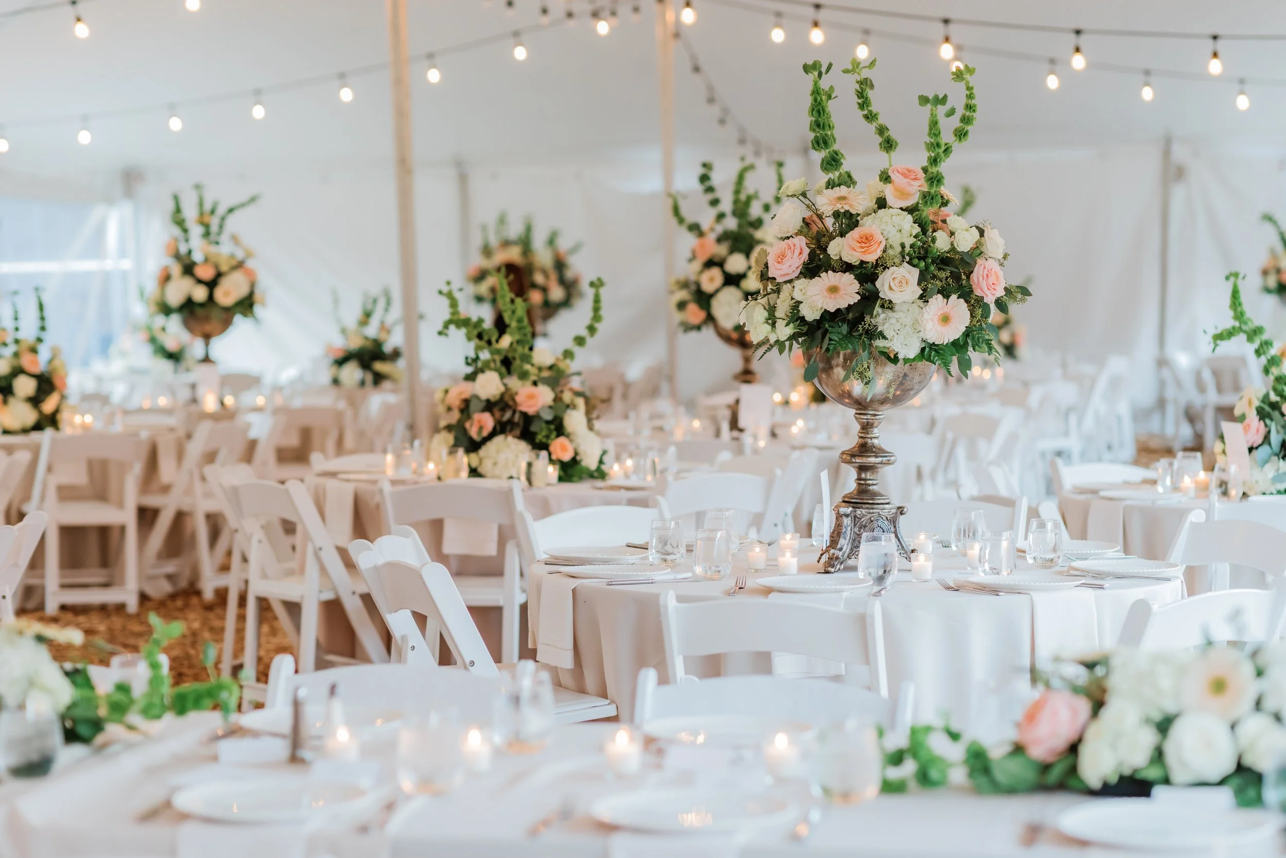 Gorgeous floral and table settings at a wedding reception in Chattanooga, TN
