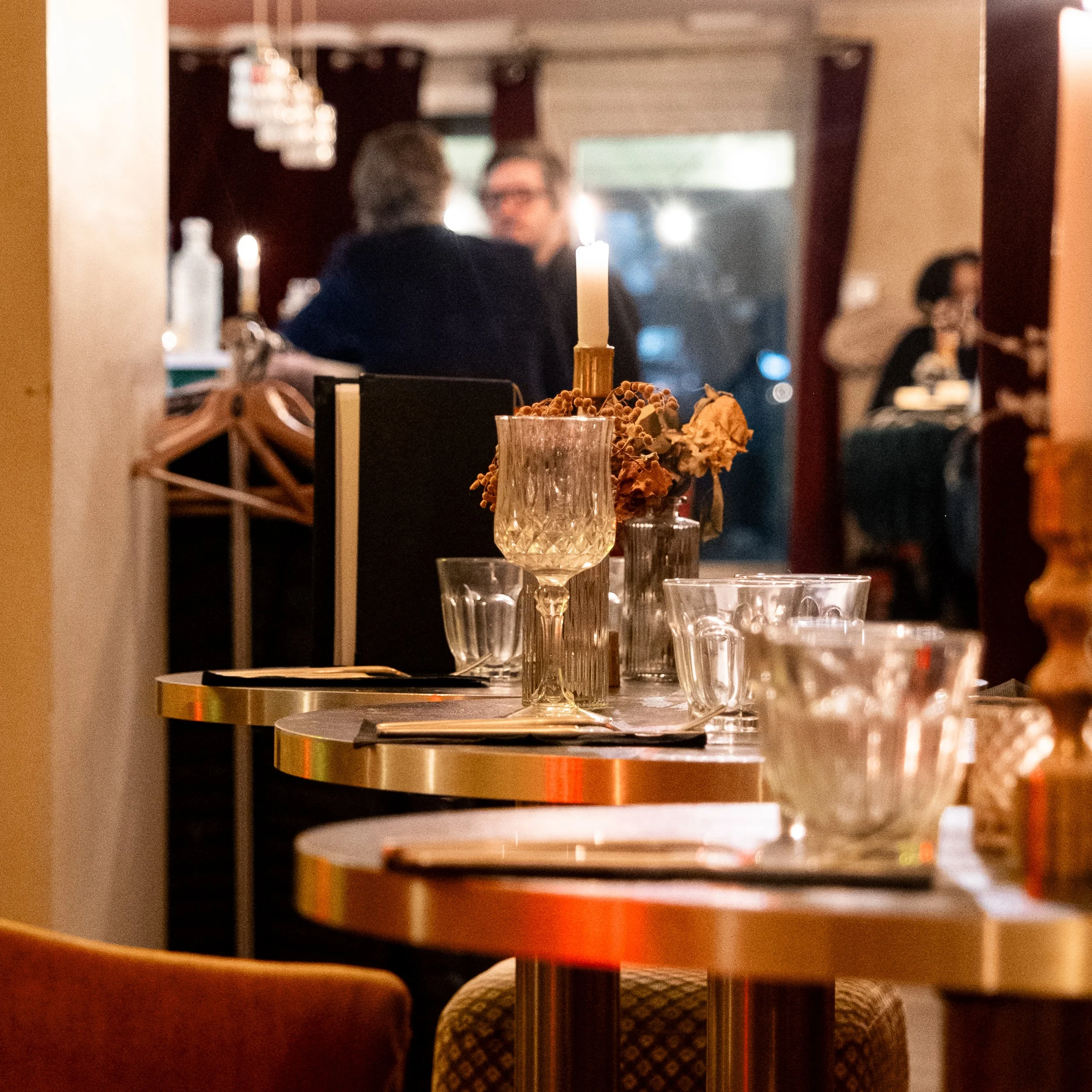 COMMERCES & SERVICES