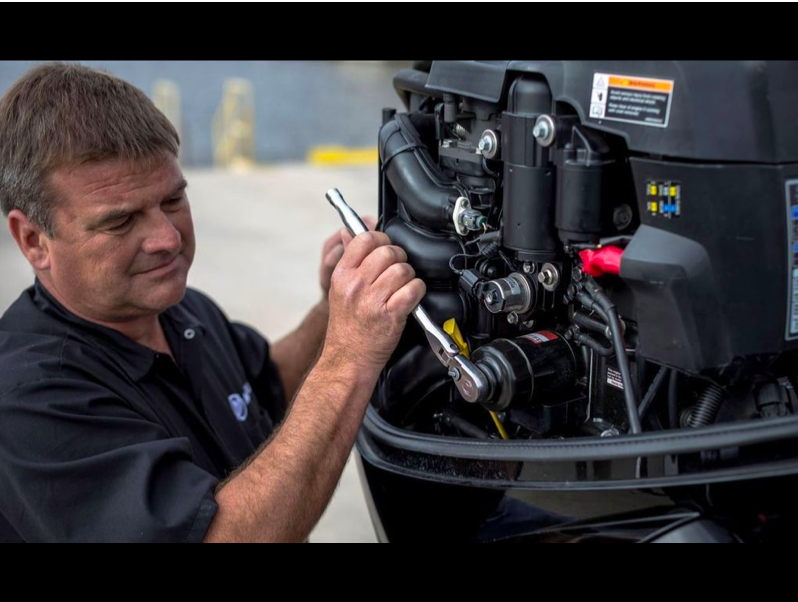 Préparer son bateau en début de saison : remettre en route son moteur hors-bord