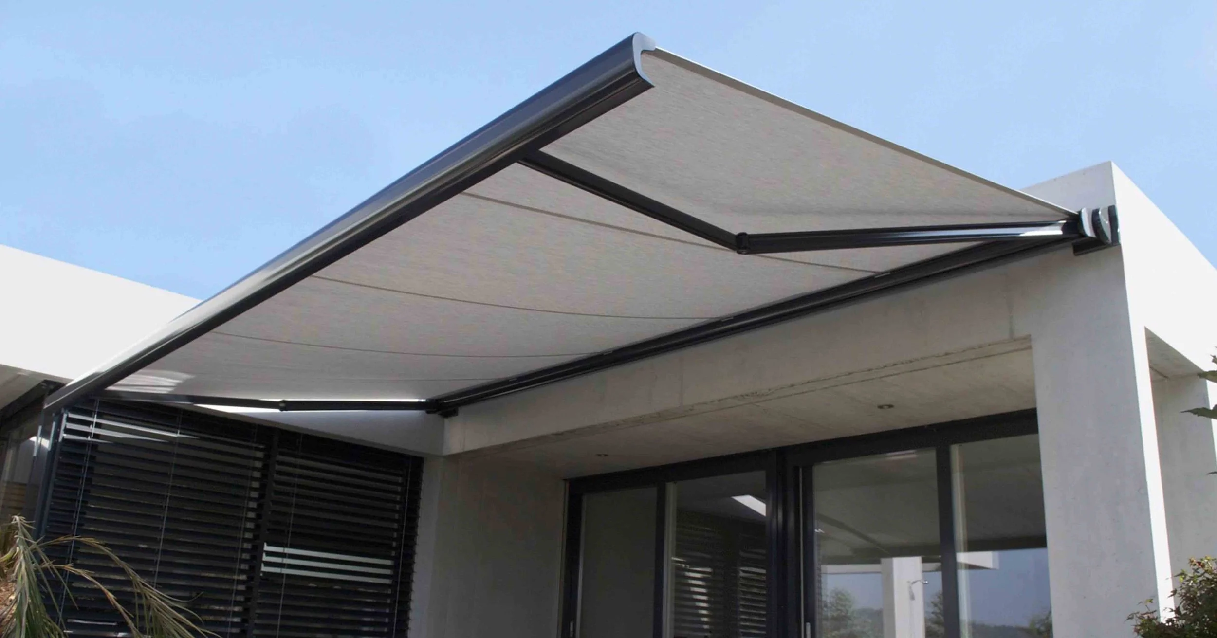 Toldo retráctil motorizado con tecnología Somfy para control solar automático en Querétaro.