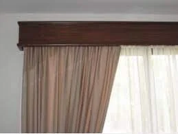 Cortina de tela premium con galería de madera natural de nogal, diseño exclusivo para residencias en El Campanario, Querétaro.