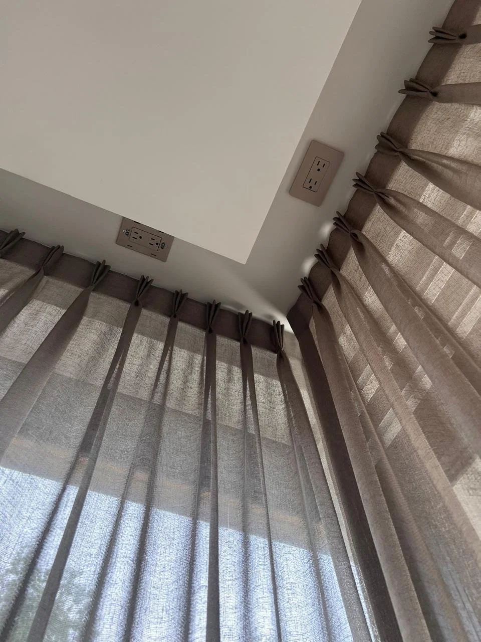 Instalación profesional de cortinas motorizadas en nicho de plafón con integración inteligente en Querétaro