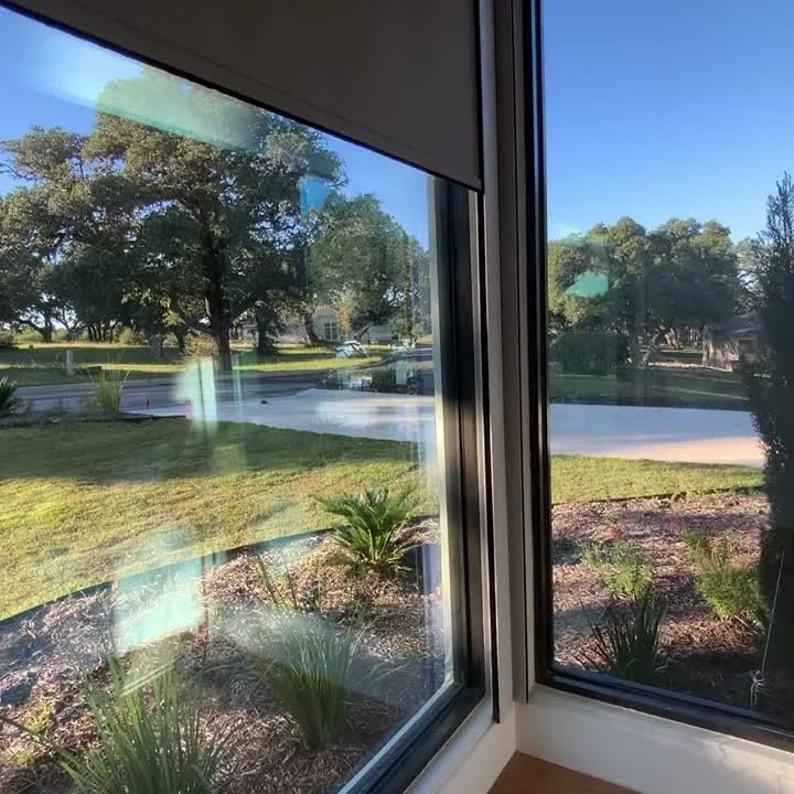 Instalación de guías laterales de aluminio para maximizar el bloqueo de luz en persianas