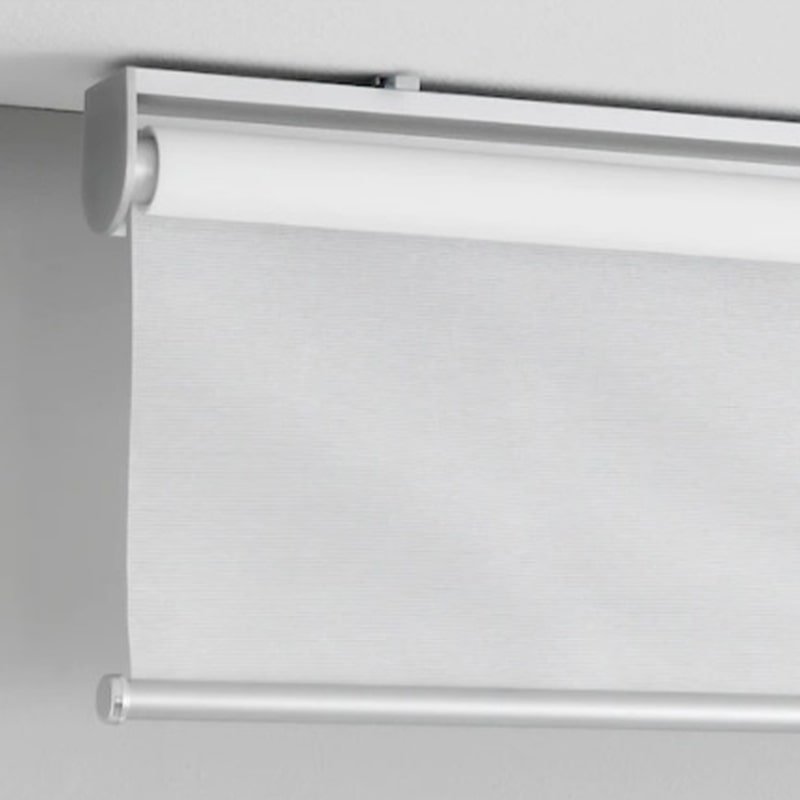 Sistema de persiana enrollable con estilo minimalista y sin galería, ideal para espacios modernos.