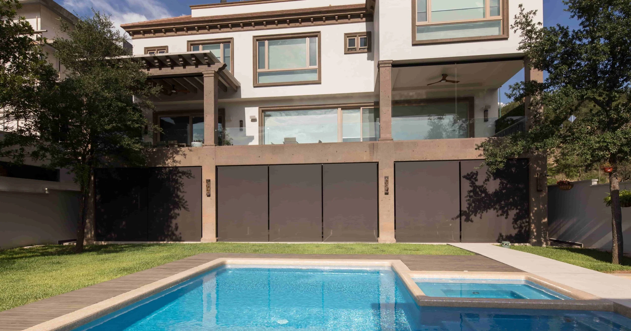 Instalación de toldos verticales para protección solar en residencia de El Campanario, Querétaro, por Decotech