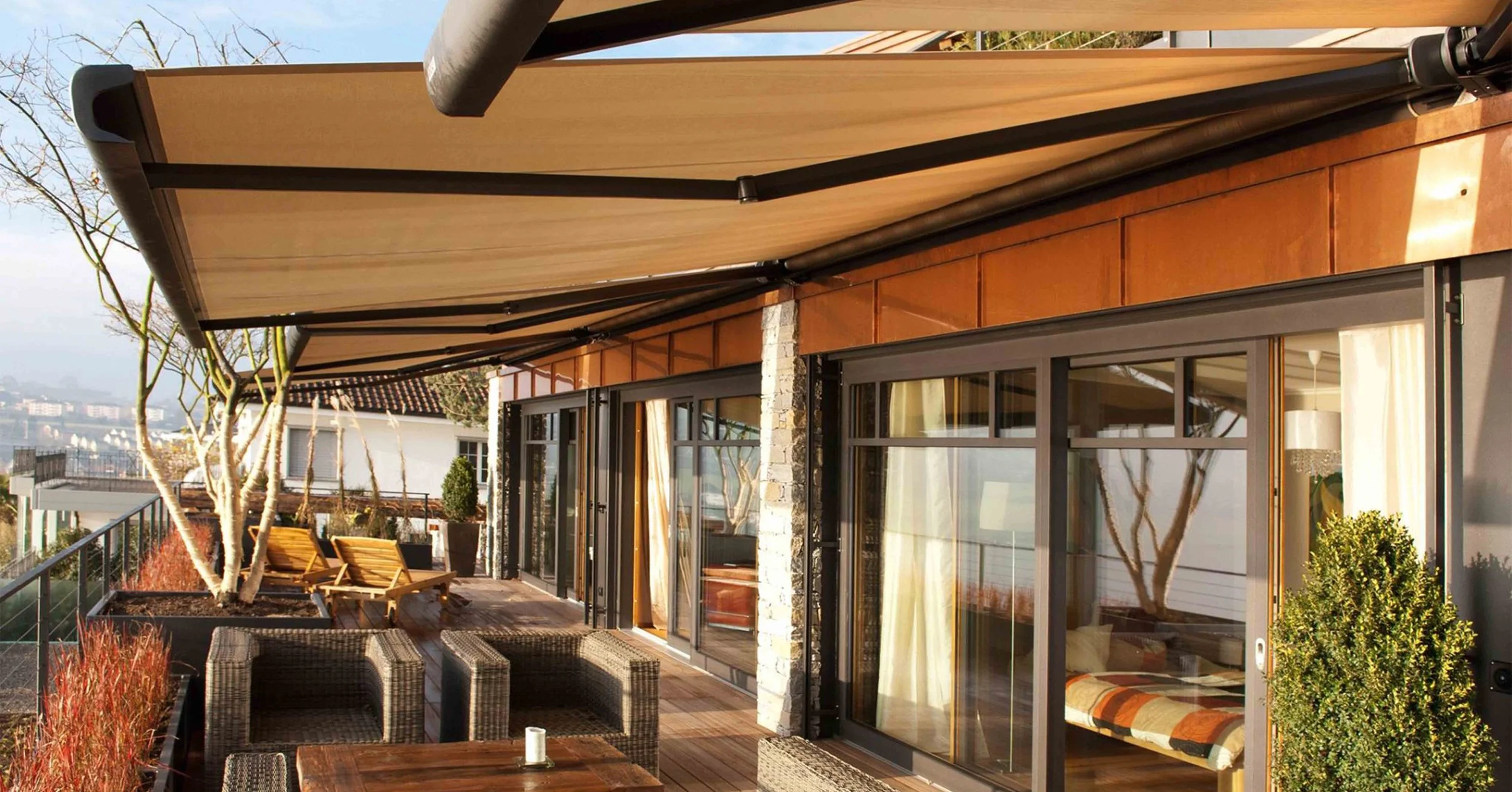 Toldo retráctil de proyección instalado en terraza residencial de Querétaro para protección solar.