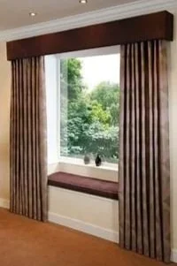 Cortina de tela con galería de melamina texturizada en tono madera, una solución estética y duradera de Decotech.