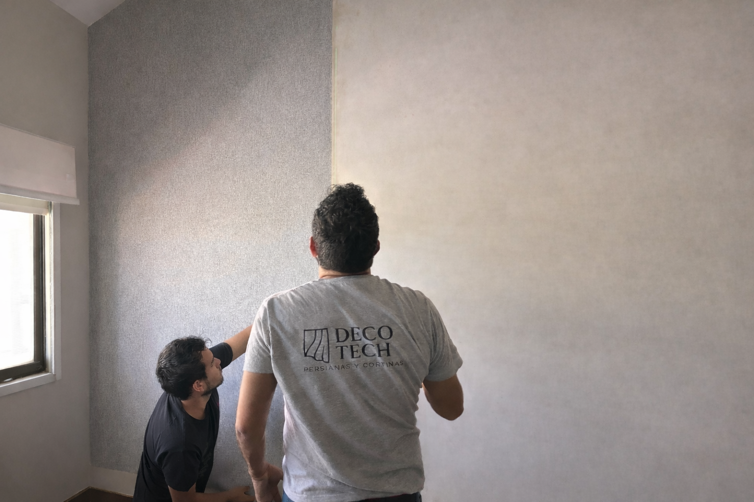Equipo de Decotech realizando la instalación profesional de papel tapiz en una residencia de Querétaro.